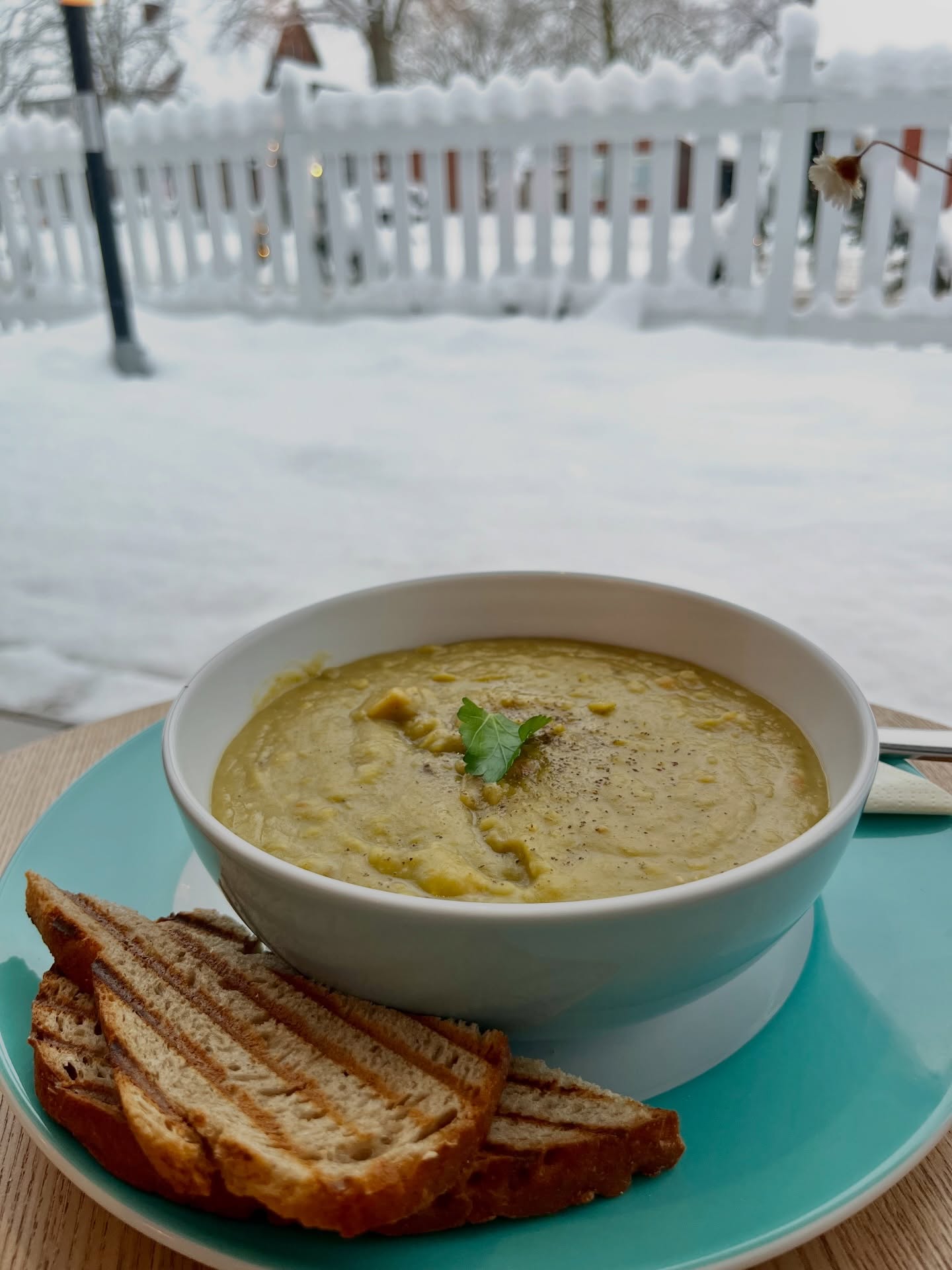 So wunderbar bei Winterwetter! Klassische Erbsensuppe mit Klassler 😋#stormarn #brunswig1871 #erbsensuppe #café #wintertime❄️☃️