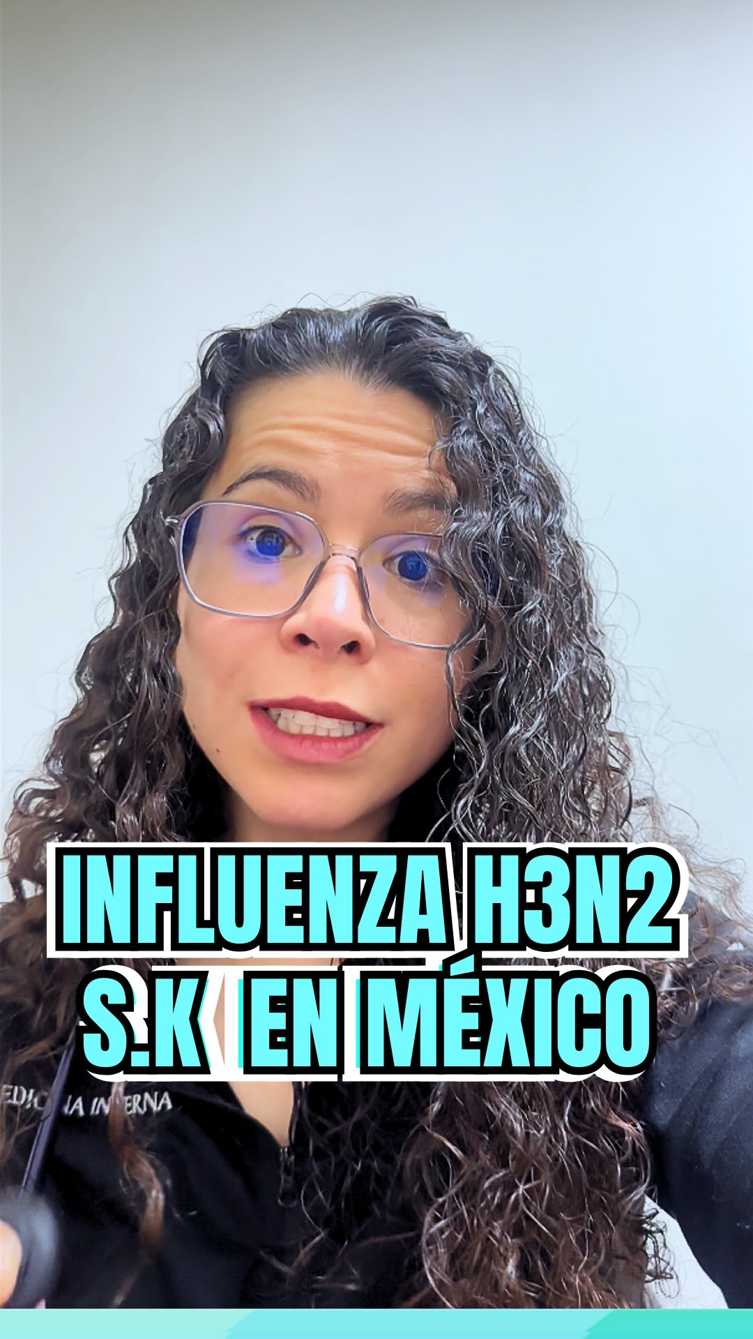 La temporada de influenza aún no termina ⚠️
En México continúa circulando la influenza, incluida la variante H3N2 subclado K.
Aunque para muchas personas puede presentarse con un cuadro leve, el riesgo aumenta en adultos mayores, personas con enfermedades crónicas, embarazadas y niños.
Cuidarte también es cuidar a los demás: mantener medidas de prevención ayuda a evitar contagios y complicaciones 🩵
Ante síntomas respiratorios, no te automediques y consulta a tu médic@.
#influenza #Salud #Prevención #MedicinaInterna #flu