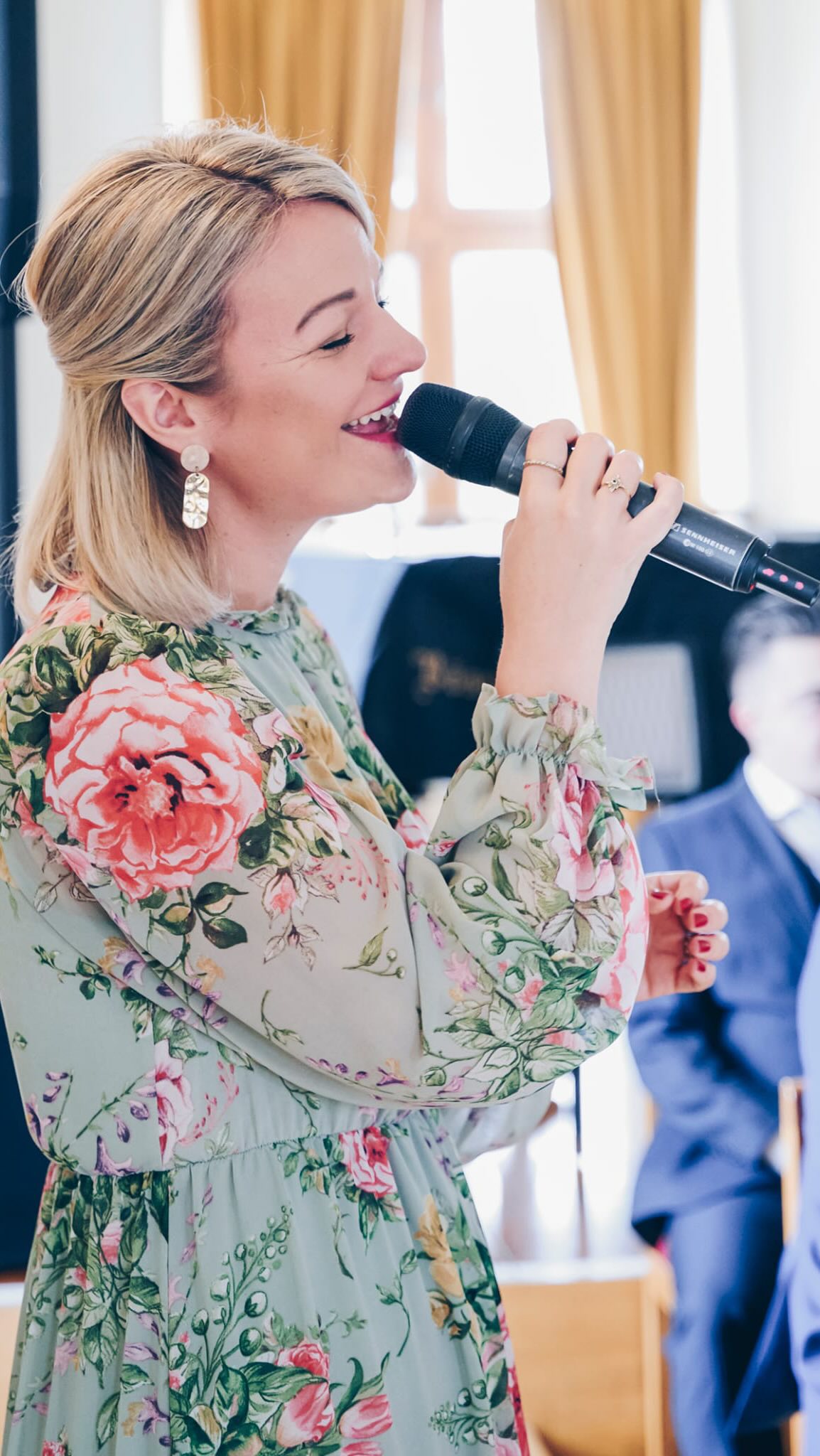 Viele von euch , die mir schon länger folgen, wissen:
Michi sitzt oft an den Reglern, wenn ich singe.
Wir sind eingespielt, wir funktionieren zusammen.
Und manchmal passiert es eben, dass ein Soundcheck nicht nur rein technischer Natur ist, sondern zu einem für uns emotionalen Moment werden kann.
Michi feiert als Kind der 80er genau diese Musik & bei dieser Trauung durfte ich es erstmals in einer sehr reduzierten Balladen-Version für das Brautpaar (und natürlich ihn) singen 🤍
@shiatsu_michl #nothingsgonnastopusnow #starship #hochzeit #hochzeitssängerin #hochzeitssängerinösterreich