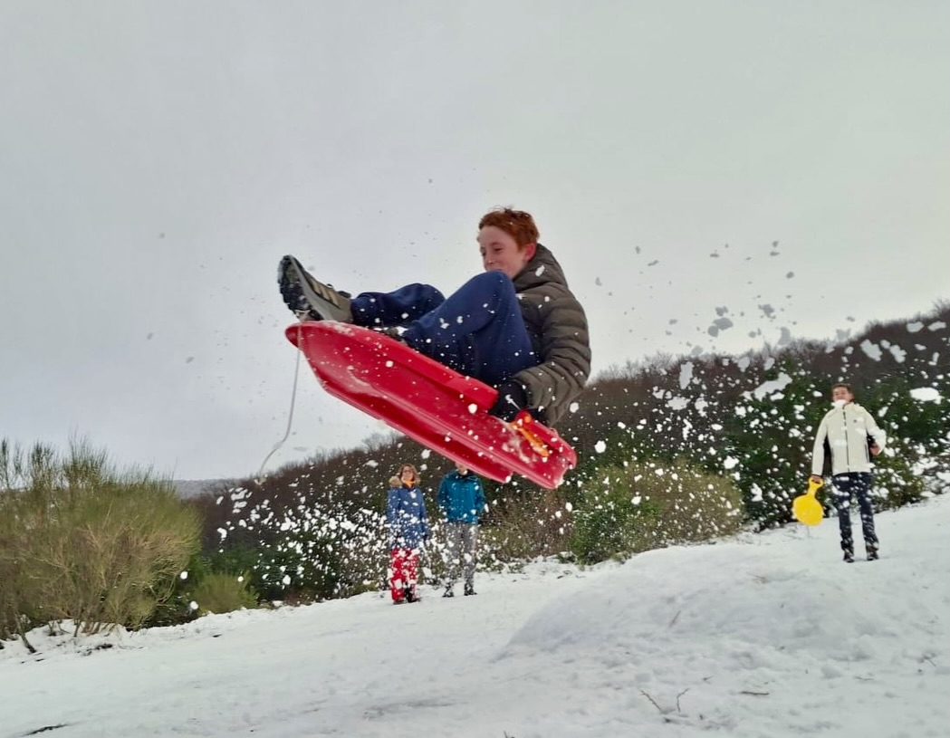 ¡Ya está abierto el Albergue de Pineda de la Sierra! Nieve, familia y mucha diversión… Os esperamos para disfrutar de este lugar y su maravilloso entorno.
#nieve #burgos #familia #diversión