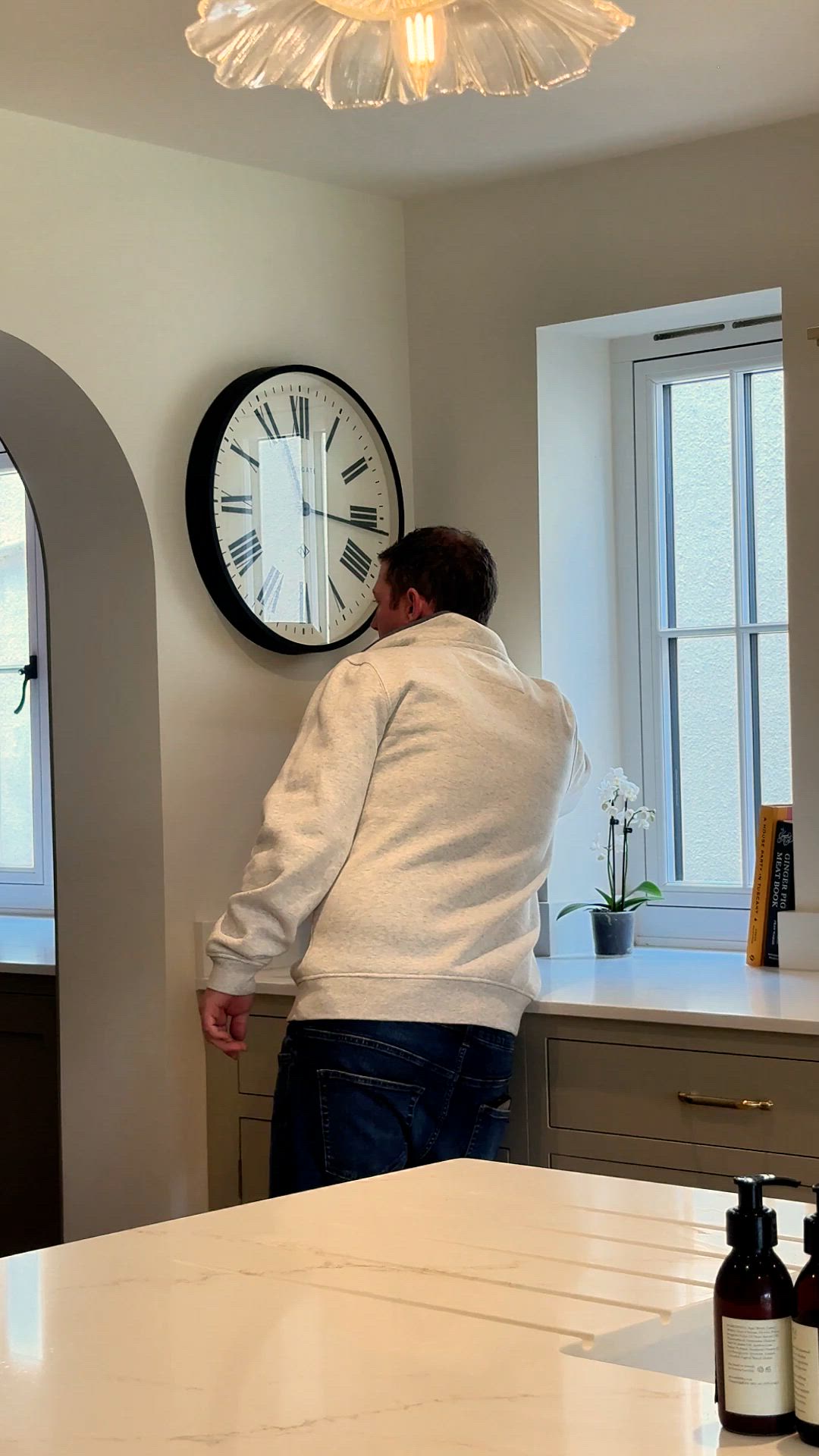 As the light shifts, so does the atmosphere of the room, moving naturally with the day. This video highlights how thoughtful lighting enhances materials and changes the way a space is experienced.
#BespokeDesign #KitchenInspo #InteriorDesign #ModernLiving