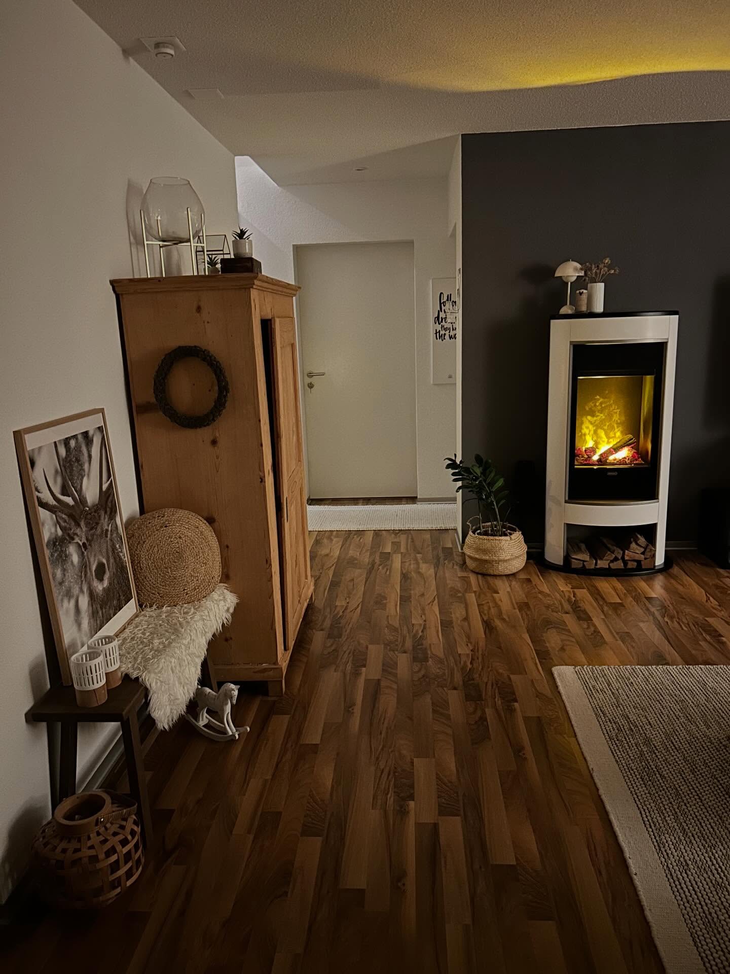 Samstagabend und das Cheminée spielt die Hauptrolle: Funken tanzen, Holz knistert, und ich sitze da wie die Regisseurin meines eigenen kleinen Wohlfühl-Kinos.
Keine Action, kein Drama – nur das beruhigende Flackern, das jeden Gedanken in Slow Motion verwandelt.
Während draussen die Kälte ihre frostigen Pläne schmiedet, geniesse ich drinnen das wohlige Gefühl, dass Zeit für einen Moment stillsteht. Es ist erstaunlich, wie ein paar Flammen mehr Wärme schenken können als jede Serie oder jedes To-do.
Samstagabend am Feuer bedeutet: einfach mal nichts müssen, nur schauen, lauschen und sich bon den Flämmchen hypnotisieren lassen 🔥😅
#cheminéechill #feuerzauber #knisternundgeniessen #homesweethome #zeitfürgemütlichkeit