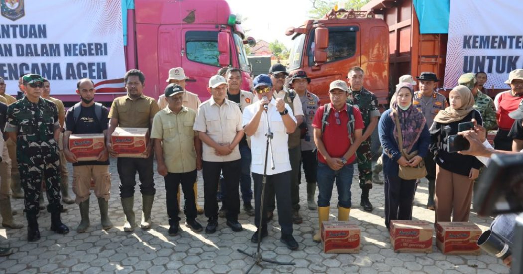 Mendagri dan Wagub Aceh Tinjau Pemulihan Pascabencana
KUTARAJAPOST - Wakil Gubernur Aceh Fadhlullah mendampingi Menteri Dalam Negeri Muhammad Tito Karnavian meninjau penanganan pascabencana di Aceh, pada Minggu 11 Januari 2026. Kunjungan dimulai dari Kabupaten Aceh Tamiang lalu berlanjut ke Kabupaten Bener Meriah. Di Aceh Tamiang, Mendagri menyerahkan bantuan 456 unit gerobak dorong dan 1.300 dus mi instan. Bantuan itu ditujukan untuk mendukung pembersihan lumpur serta pemenuhan kebutuhan dasar warga terdampak....
https://kutarajapost.com/aceh/mendagri-dan-wagub-aceh-tinjau-pemulihan-pascabencana/?utm_source=instagram-business&utm_medium=jetpack_social Mendagri dan Wagub Aceh Tinjau Pemulihan Pascabencana
KUTARAJAPOST - Wakil Gubernur Aceh Fadhlullah mendampingi Menteri Dalam Negeri Muhammad Tito Karnavian meninjau penanganan pascabencana di Aceh, pada Minggu 11 Januari 2026. Kunjungan dimulai dari Kabupaten Aceh Tamiang lalu berlanjut ke Kabupaten Bener Meriah. Di Aceh Tamiang, Mendagri menyerahkan bantuan 456 unit gerobak dorong dan 1.300 dus mi instan. Bantuan itu ditujukan untuk mendukung pembersihan lumpur serta pemenuhan kebutuhan dasar warga terdampak....
https://kutarajapost.com/aceh/mendagri-dan-wagub-aceh-tinjau-pemulihan-pascabencana/?utm_source=instagram-business&utm_medium=jetpack_social