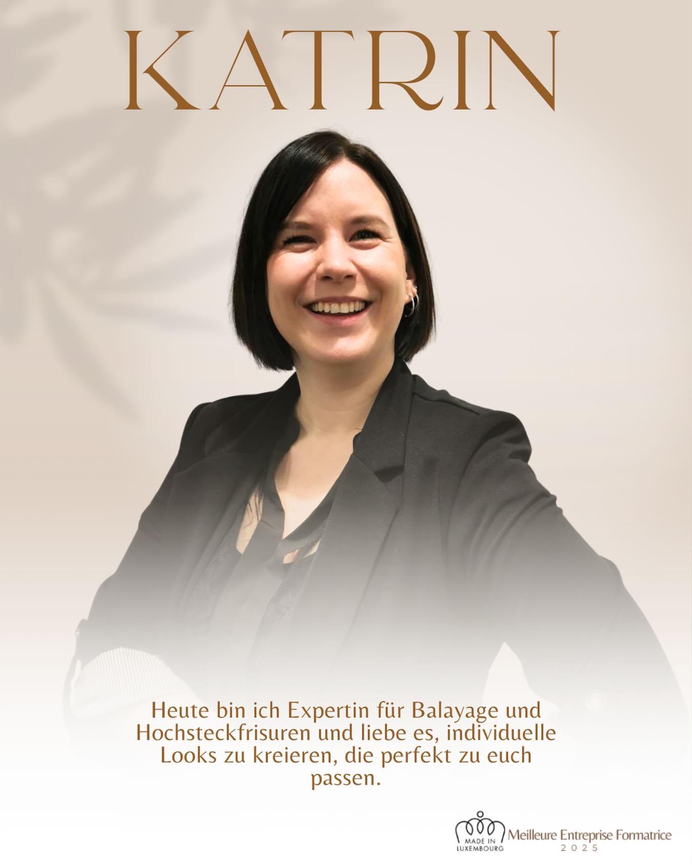 ✨ Hallo, ich bin Katrin!✨
Ich bin zurück aus der Babypause und wieder da für euch im Salon Ryanhair Massen!
Ich bin eine Friseurin aus Leidenschaft 💇♀️
Meine Reise begann 2016 mit meiner Lehre im Salon byTom. Danach durfte ich wertvolle Erfahrungen im Salon Ryanhair sammeln und mich fachlich wie kreativ weiterentwickeln.
Heute bin ich Expertin für Balayage und Hochsteckfrisuren und liebe es, individuelle Looks zu kreieren, die perfekt zu euch passen 🤍
Ich bin immer mit einem Lächeln für euch da und schätze den Kontakt zu meinen Kund:innen sehr.
Beratung, Vertrauen und Wohlfühlmomente stehen für mich an erster Stelle denn schöne Haare beginnen mit guter Beratung ✨
Ich freue mich auf euch! 💫
-
✨️Bonjour, je suis Katrin !✨️
Je suis de retour après mon congé maternité et je suis de nouveau là pour vous au salon Ryanhair Massen !
Je suis une coiffeuse passionnée 💇♀️Ma carrière a débuté en 2016 avec mon apprentissage au salon byTom. Ensuite, j’ai pu acquérir une expérience précieuse au salon Ryanhair et me développer tant sur le plan technique que créatif.
Aujourd’hui, je suis experte en balayage et en chignons et j’adore créer des looks personnalisés 🤍
Je suis toujours là avec le sourire et j’ appercie beaucoup le contact avec mes clientes.
Conseils, confiance et moments de bien-être sont mes priorités, car de beaux cheveux commencent par de bons conseils ✨
Je suis impatient de vous voir ! 💫
@massenshopping
#luxembourg #coiffure #balayage #coupe #massen