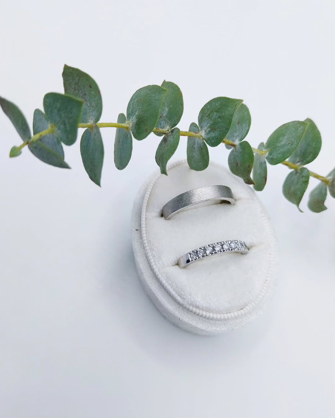 Trouwen in 2026? Denk op tijd aan je trouwringen 💍
Ga je trouwen in 2026? Proficiat! Tussen het plannen van de locatie, de outfits en de gastenlijst mag één belangrijk detail zeker niet vergeten worden: jullie trouwringen.
Kiezen voor maatwerk betekent kiezen voor ringen die perfect bij jullie verhaal passen. Maar maatwerk vraagt tijd. Van het eerste ontwerp tot de afwerking: elk detail wordt met zorg uitgewerkt. Daarom raden we aan om minstens 3 maanden vóór jullie trouwdatum te starten met de zoektocht naar de perfecte ringen.
Zo hebben jullie voldoende ruimte om:
• rustig verschillende stijlen te ontdekken
• materialen en afwerkingen te vergelijken
• aanpassingen te laten doen zonder tijdsdruk
Door tijdig te beginnen, genieten jullie van het proces én zijn jullie zeker dat de ringen klaar zijn voor die ene bijzondere dag in 2026.
✨ Tip: Hoe vroeger je start, hoe meer vrijheid je hebt in ontwerp en planning.
#trouwen2026
#maatwerk
#unieketrouwringen
#trouwen
#goudsmid