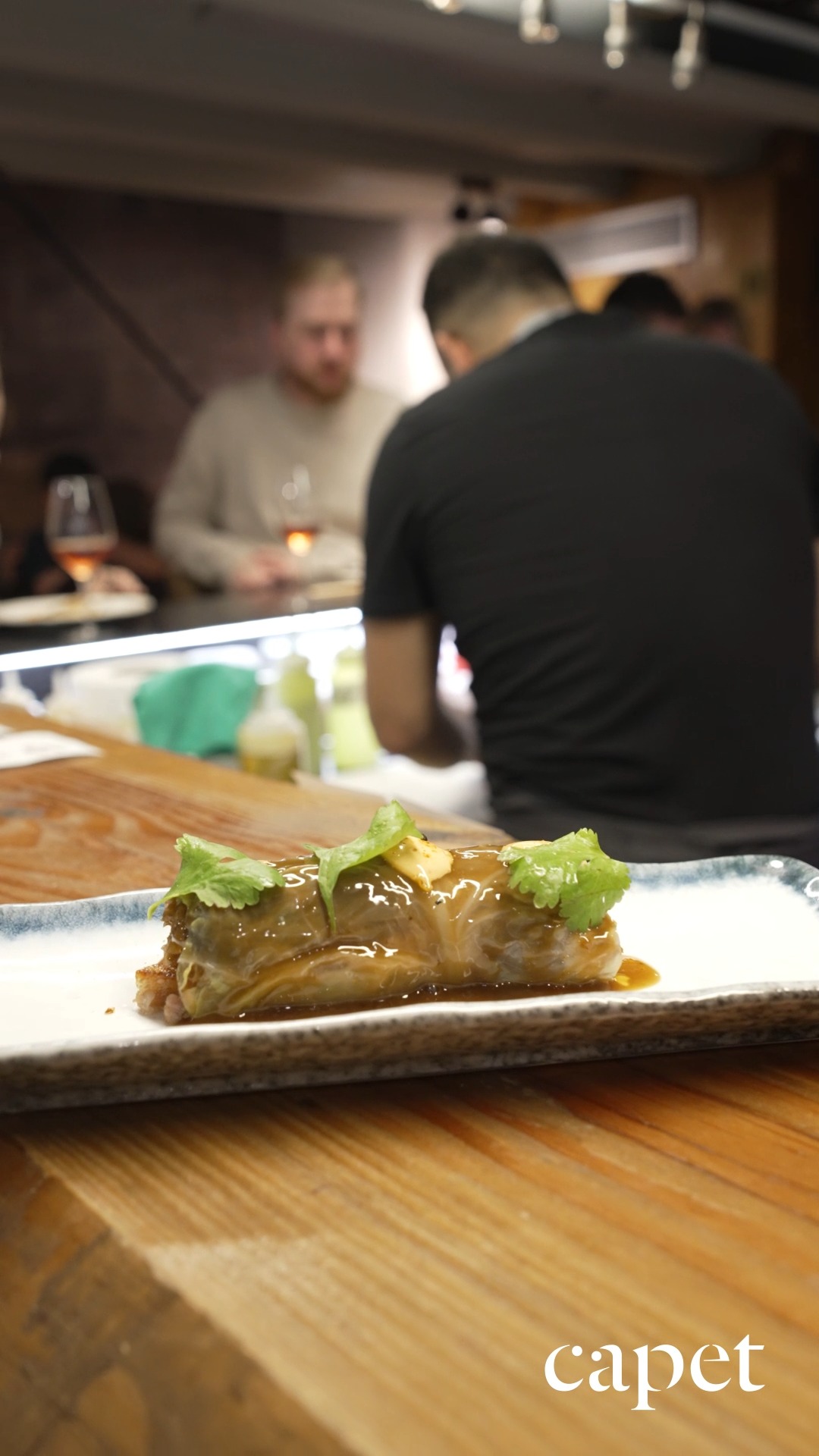 Entre el ambiente y la cocina se marca el ritmo del local.
Precisión y atención constante en cada momento del servicio.
🔗 Reserva fácilmente desde el enlace en nuestra bio
📍 Carrer del Cometa, 5, Ciutat Vella, 08002 Barcelona
📞 937 20 44 21
#capetrestaurante #barcelonarestaurants #cocinadeautor #guíamichelin #restaurantesbarcelona #barriogotic #cocinacuidada