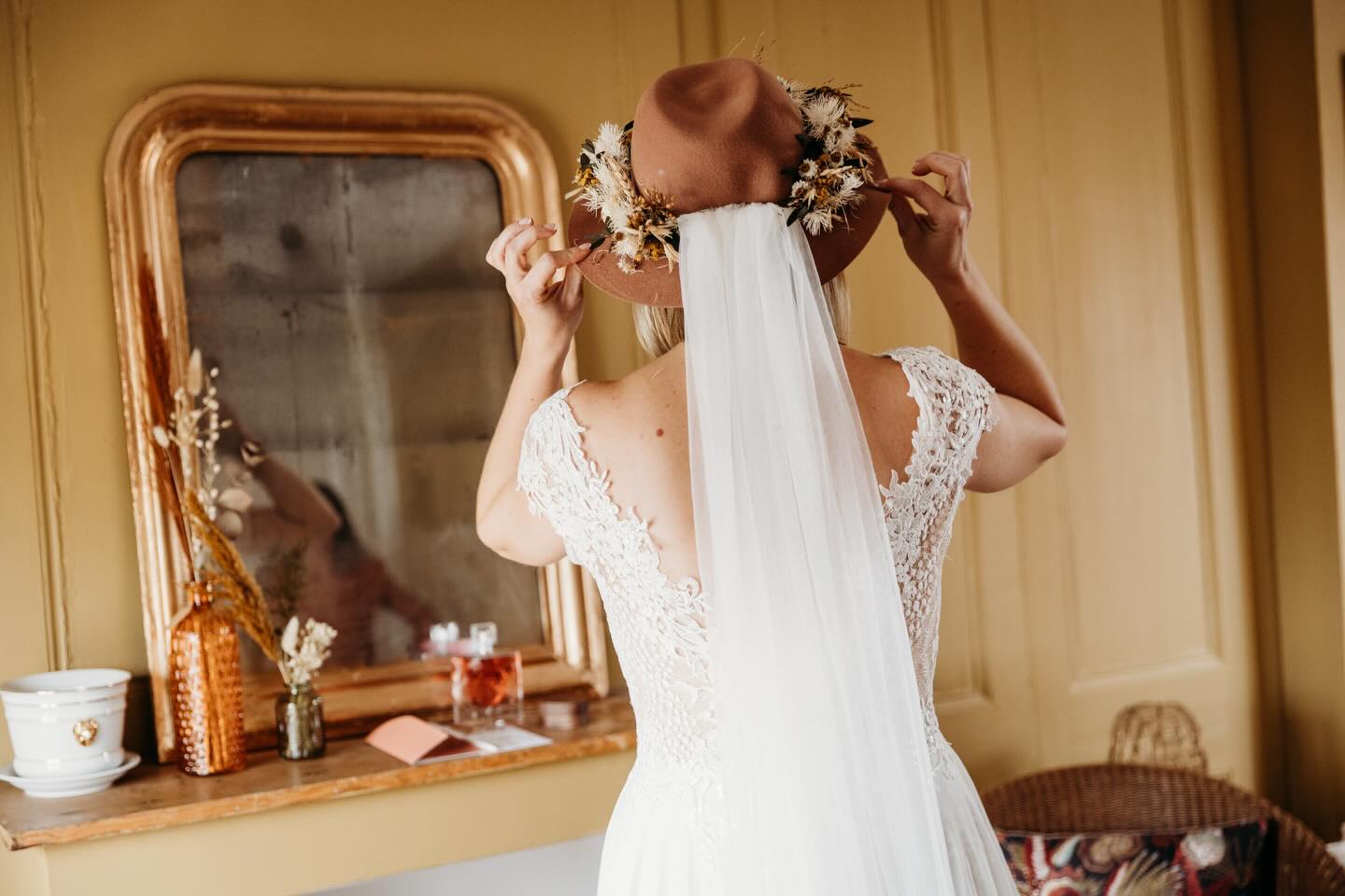 Juste Coralie. Et ce chapeau 🤍
#bridevibes #boheme #elegance #momentvrai
@une_jolie_maison_de_campagne_