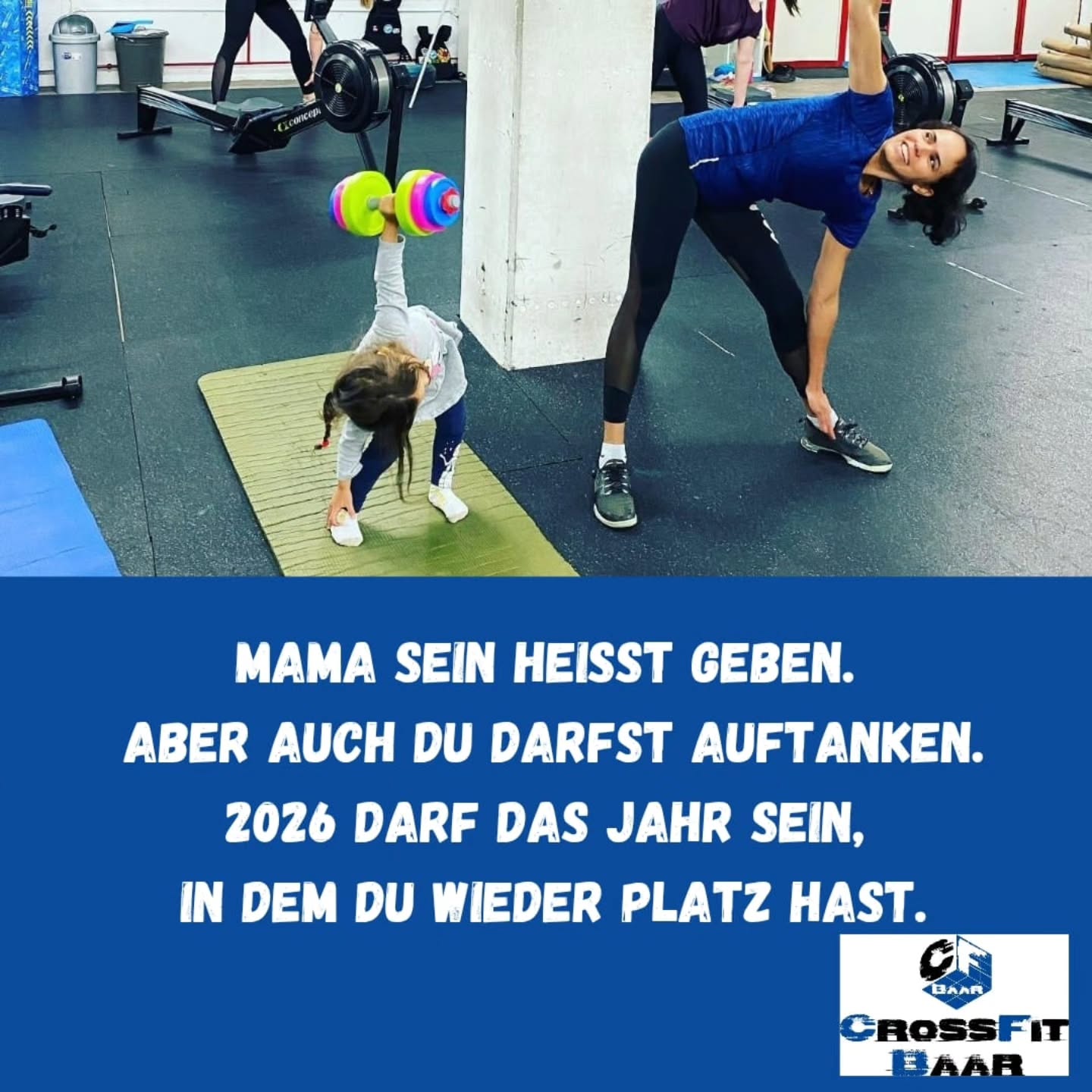 2026 steht für Neubeginn.
Und manchmal beginnt er mit einer einfachen Erkenntnis:
👉 Zeit für sich zu nehmen ist kein Luxus.
Gerade nicht, wenn man Mama ist.
Zwischen Alltag, Verantwortung, Care-Arbeit und To-do-Listen
bleibt man selbst oft zuletzt übrig.
Neubeginn heisst nicht: mehr leisten.
Sondern:
🧠 auf sich hören
💛 auftanken
💪 stark bleiben – für sich und für die Kinder
CrossFit ist kein „Weg-von-den-Kindern“.
Es ist ein Zurück-zu-dir.
👉 Wenn du dir 2026 bewusst Zeit für dich nehmen willst:
MamiMove
#crossfitbaar #mamamove #zeitfürmich #neubeginn2026 #starkemamas selfcareisnotselfish mehralsnurtraining