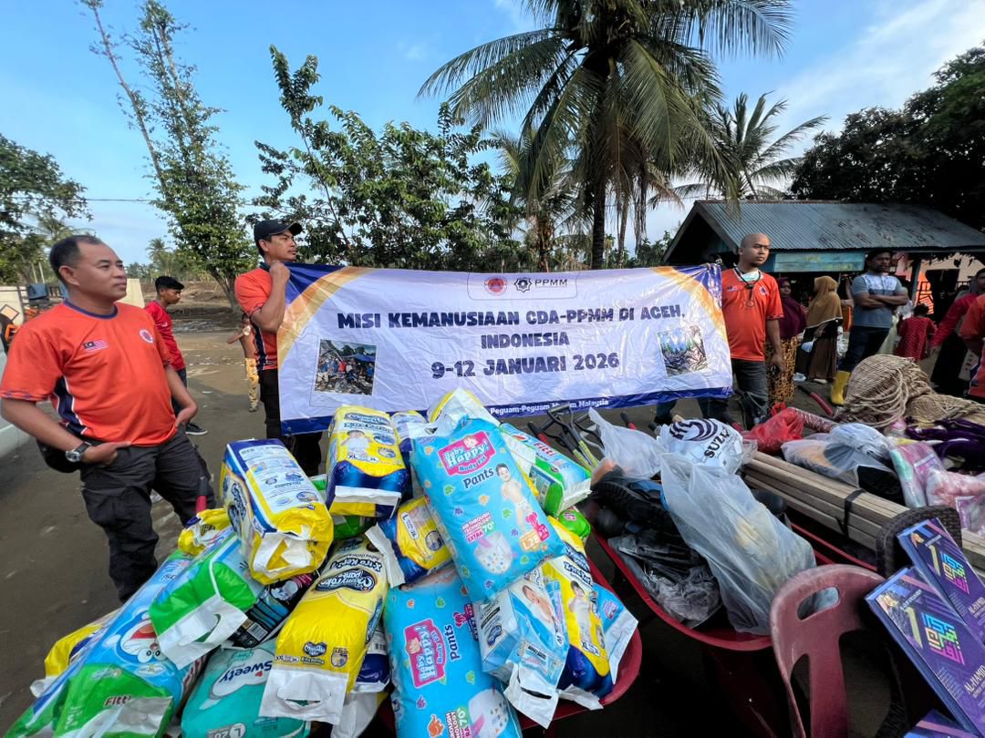 PPMM–CDA Malaysia Salurkan Bantuan Kemanusiaan untuk Korban Banjir di Aceh
Pidie Jaya, Aceh – Lembaga kemanusiaan Civil Defence Auxiliary (CDA) melalui Persatuan Peguam-Peguam Muslim Malaysia (PPMM) menyalurkan bantuan kemanusiaan bagi masyarakat terdampak banjir di Aceh. Kegiatan ini berlangsung selama dua hari, 10–11 Januari 2026, dengan pusat kegiatan di Kabupaten Pidie Jaya. Bantuan yang disalurkan berupa peralatan pembersihan rumah pascabanjir, di antaranya cangkul, sekop (scrop), kereta sorong, sepatu boot, serta berbagai perlengkapan pendukung lainnya....
https://kutarajapost.com/sosial-kemanusian/ppmm-cda-malaysia-salurkan-bantuan-kemanusiaan-untuk-korban-banjir-di-aceh/?utm_source=instagram-business&utm_medium=jetpack_social PPMM–CDA Malaysia Salurkan Bantuan Kemanusiaan untuk Korban Banjir di Aceh
Pidie Jaya, Aceh – Lembaga kemanusiaan Civil Defence Auxiliary (CDA) melalui Persatuan Peguam-Peguam Muslim Malaysia (PPMM) menyalurkan bantuan kemanusiaan bagi masyarakat terdampak banjir di Aceh. Kegiatan ini berlangsung selama dua hari, 10–11 Januari 2026, dengan pusat kegiatan di Kabupaten Pidie Jaya. Bantuan yang disalurkan berupa peralatan pembersihan rumah pascabanjir, di antaranya cangkul, sekop (scrop), kereta sorong, sepatu boot, serta berbagai perlengkapan pendukung lainnya....
https://kutarajapost.com/sosial-kemanusian/ppmm-cda-malaysia-salurkan-bantuan-kemanusiaan-untuk-korban-banjir-di-aceh/?utm_source=instagram-business&utm_medium=jetpack_social