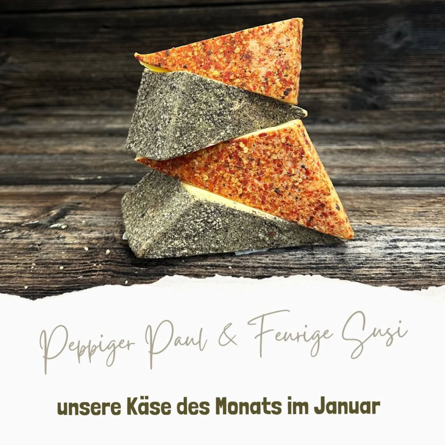 Optisch bereits ein Hingucker😍 Unser Peppiger Paul & feurige Susi. Beide Käsesorten umgibt eine Gewürzkruste mit Pfeffer bzw. Chilli, die naturbelassen und essbar ist. Durch einen Fettgehalt von 55 % i.Tr. sind diese besonders cremig. #käsegenuss #bioheumilchkäse #chilli #pfeffer #bio #regional #käserei #wiggensbach