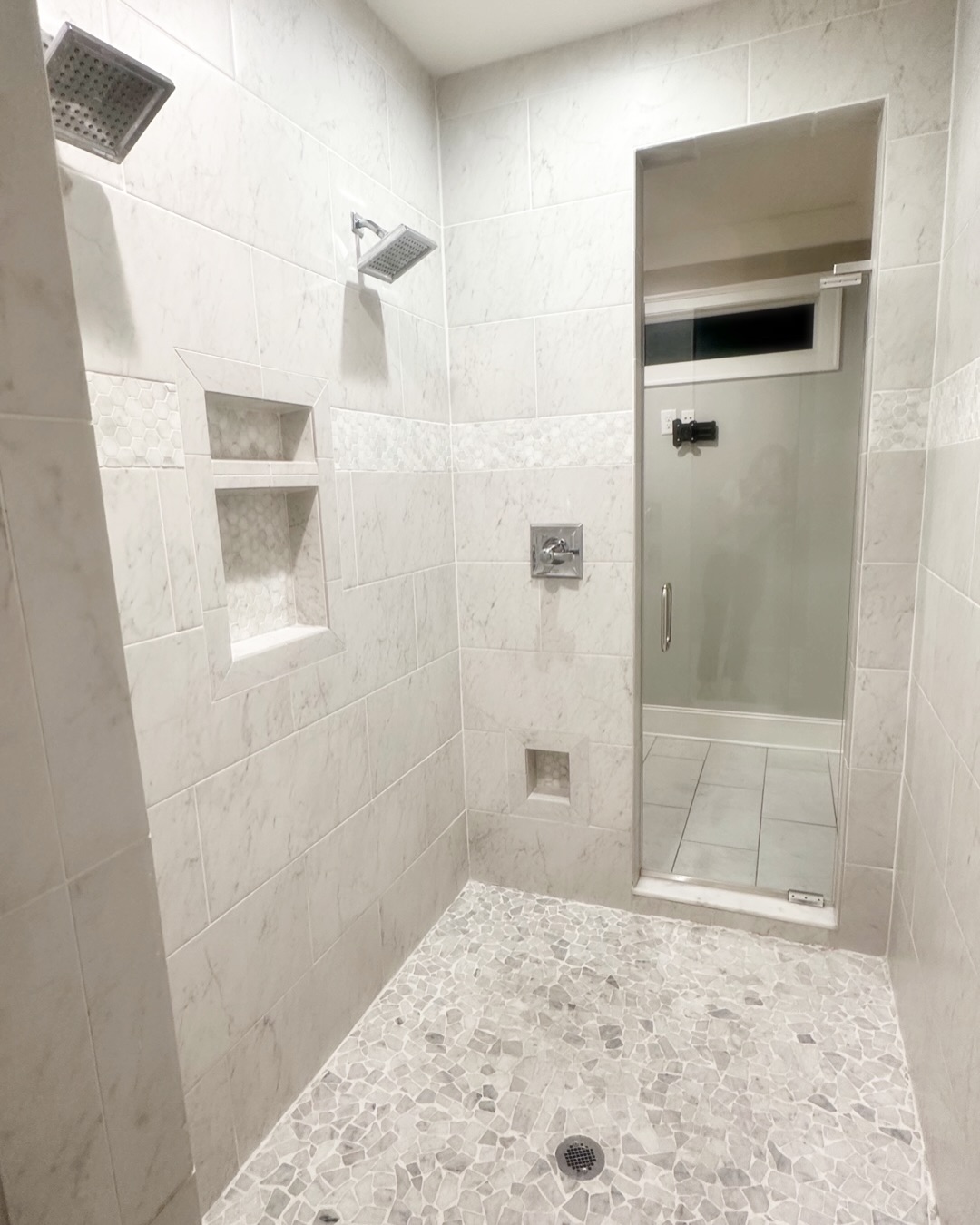 His and Hers shower entrances make this master bathroom extra dreamy. 💭 Double shower heads, a rain head and a shaving ledge to complete this tile masterpiece. 🚿
#jontotherowconstruction
#customhome
#mastershower