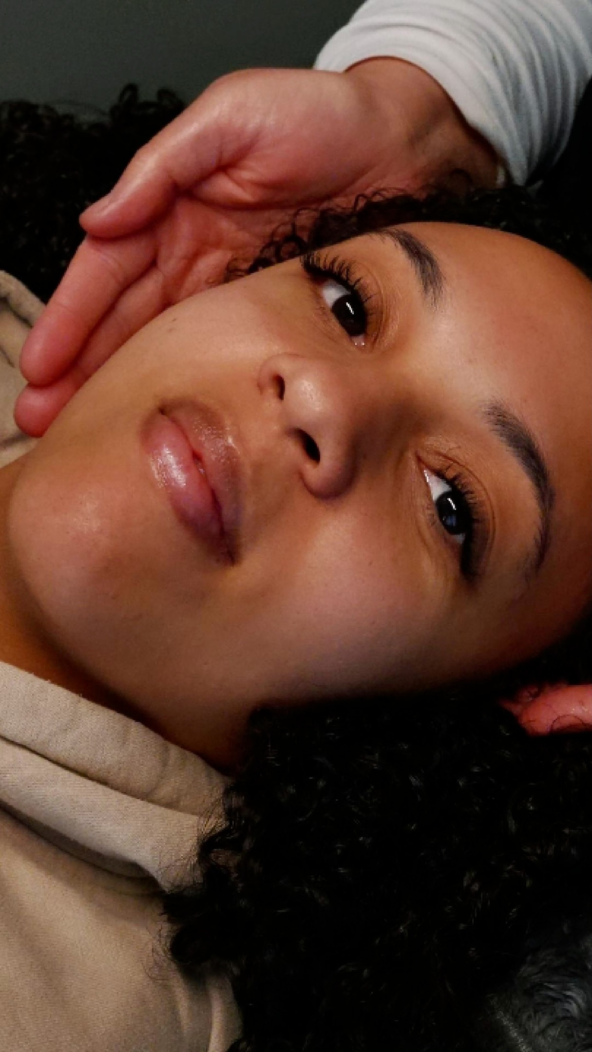 Mixade fransar på min underbara kund.
I den här avsnittet får ni följa med steg för steg när jag skapar en mjuk, lyxig mix som lyfter hela blicken.
Det är något speciellt med att se fransarna ta form i realtid.
Vill du också vakna varje morgon med perfekt formade fransar, utan mascara och stress?
Boka din tid via obym.se