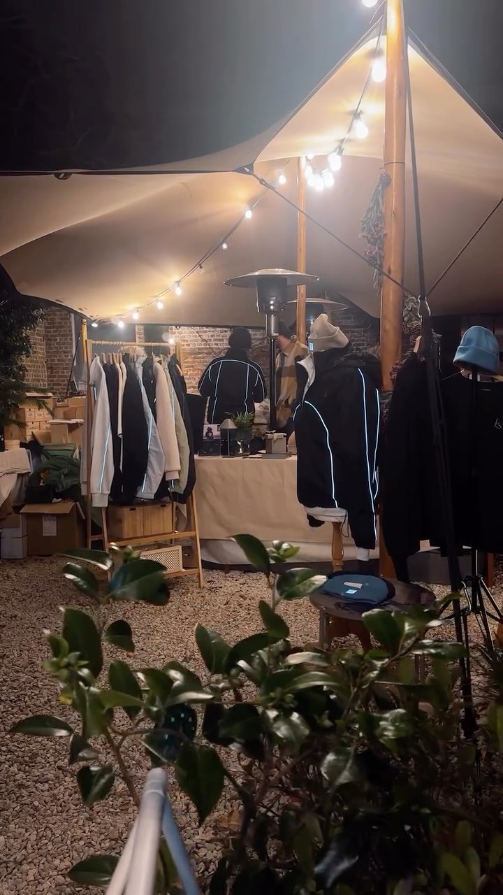 Wat een avond bij @alix.gent. Wat een vibe en energie! Dankjewel aan iedereen die langskwam bij ons reflecterend standje 🧡
Reflect your style.
#reflectyourstyle #thelabel #reflective #streetwear #kwinkslag #design #wintermarkt #christmasshopping