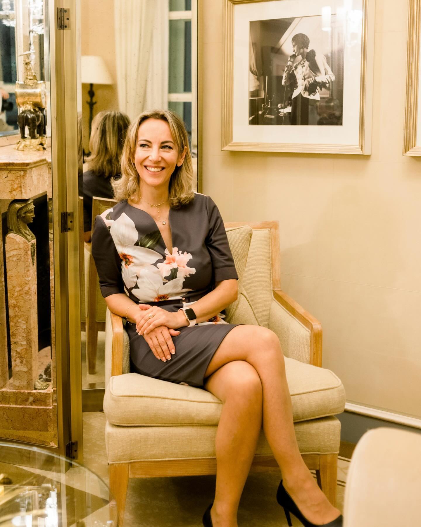 Preparing for another beautiful wedding in this iconic place, I can’t think of a better way to close the year than with a ceremony at the Ritz. 🥂💍
Merci Daria pour cette jolie photo prise dans la légendaire suite Coco Chanel du Ritz ⭐️💫
Ce samedi, j’officierai ma dernière cérémonie de l’année, et je ne pouvais rêver lieu plus prestigieux pour clore une saison qui fut l’occasion de magnifiques rencontres, de moments intenses, joyeux et si émouvants.
Tout comme mes mariés, je garde le souvenir de leur journée pour toujours, un souvenir doux que je revisite souvent avec beaucoup d’émotion et toujours la reconnaissance profonde de cette confiance qui m’est faite.
La nouvelle année est déjà là, avec de nouvelles histoires d’amour à porter, de nouveaux couples incroyablement attachants à honorer, des lieux déjà connus (oui, je reviendrai au Ritz 😁) et d’autres que je découvrirai avec vous.
L’aventure continue, j’en suis ravie, émue, et surtout, j’ai tellement hâte ❤️!
..
📸 @photographerinparis
#luxurywedding #weddingofficiant #weddingceremony #ceremonielaique #officiantdeceremonie #officiant #celebrantinparis #destinationwedding #love