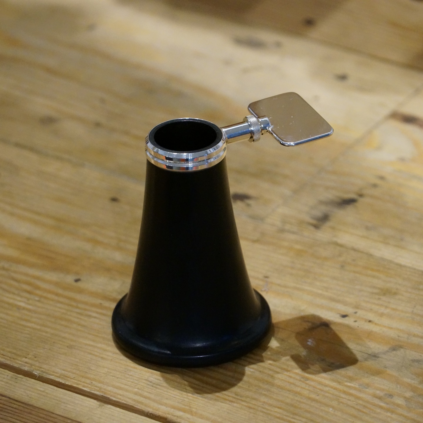 Modifikation an einem Becher einer Eb- Klarinette. Die Halterung für ein Clipmikrofon wurde speziell für dieses Instrument in meiner Werkstatt angefertigt. Da steht der Blasmusiksaison 2026 nichts mehr im Wege.
#Blasmusik #Klarinette #Esklarinette #wildwoodwind #handwerk #handwerkberlin #rixdorf #mikrofon #kannauchalspiegelverwendetwerden