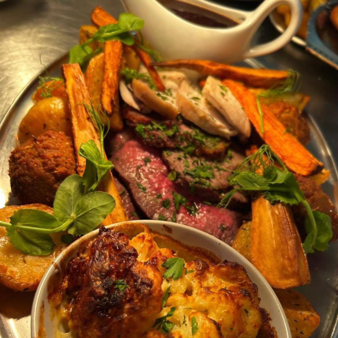 Sunday = roast day ๐ฝ๏ธ
Cozy roasts, cozy vibes.
๐ธ Sharing Roast โจ