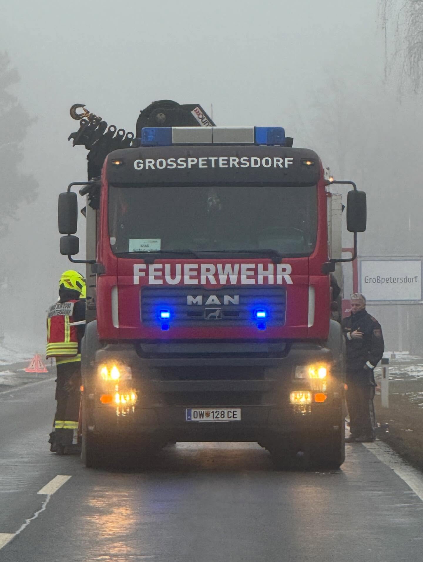 14.01.2026 - Einsatz Fahrzeugbergung!
An der Unfallstelle wurde der verunfallte Lenker bereits von 2 Rettungssanitätern versorgt und wir hatten die Aufgabe, das stark beschädigte KFZ zu bergen und verkehrssicher anderswo abzustellen.
Im Einsatz waren unser KDOF, unser RLFA2000, unser KRAN, 10 Feuerwehrmänner und 2 „Feuerwehrfrauen“!