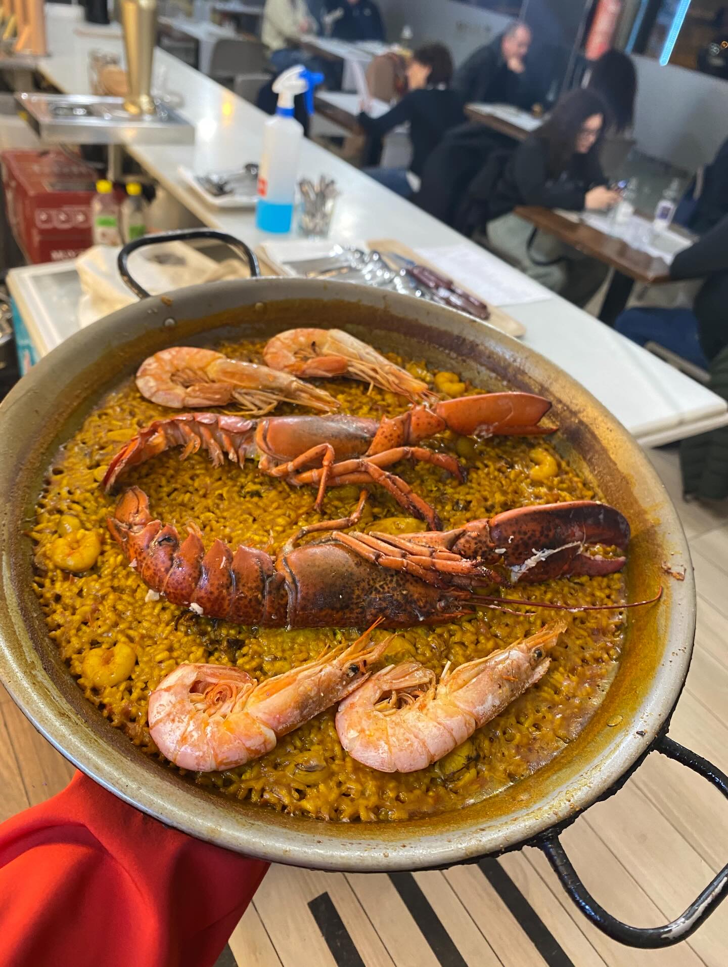 Ven a probar nuestra especialidad que son los que arroces.
Paella de bogavante 🦞 #latabernavinosytapas #paella #paelladebogavante