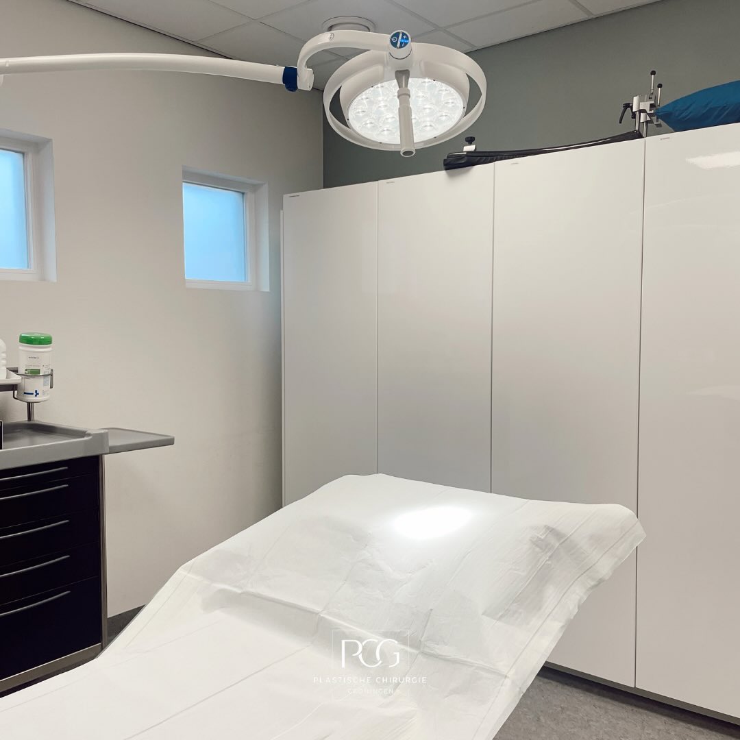 New year, new beginnings! ✨ Bij Plastische Chirurgie Groningen staan we weer klaar om (nieuwe) patiënten te verwelkomen en te voorzien van persoonlijke, hoogwaardige zorg.
Dankzij onze laagdrempelige toegang tot topkwaliteit handchirurgie en plastische chirurgie kunt u bij ons vaak snel terecht, met korte wachttijden. Zien we u binnenkort in onze kliniek?
Benieuwd naar alle behandelmogelijkheden? Neem gerust contact met ons op!
📞 050 – 211 04 96
💌 info@pcgroningen.nl