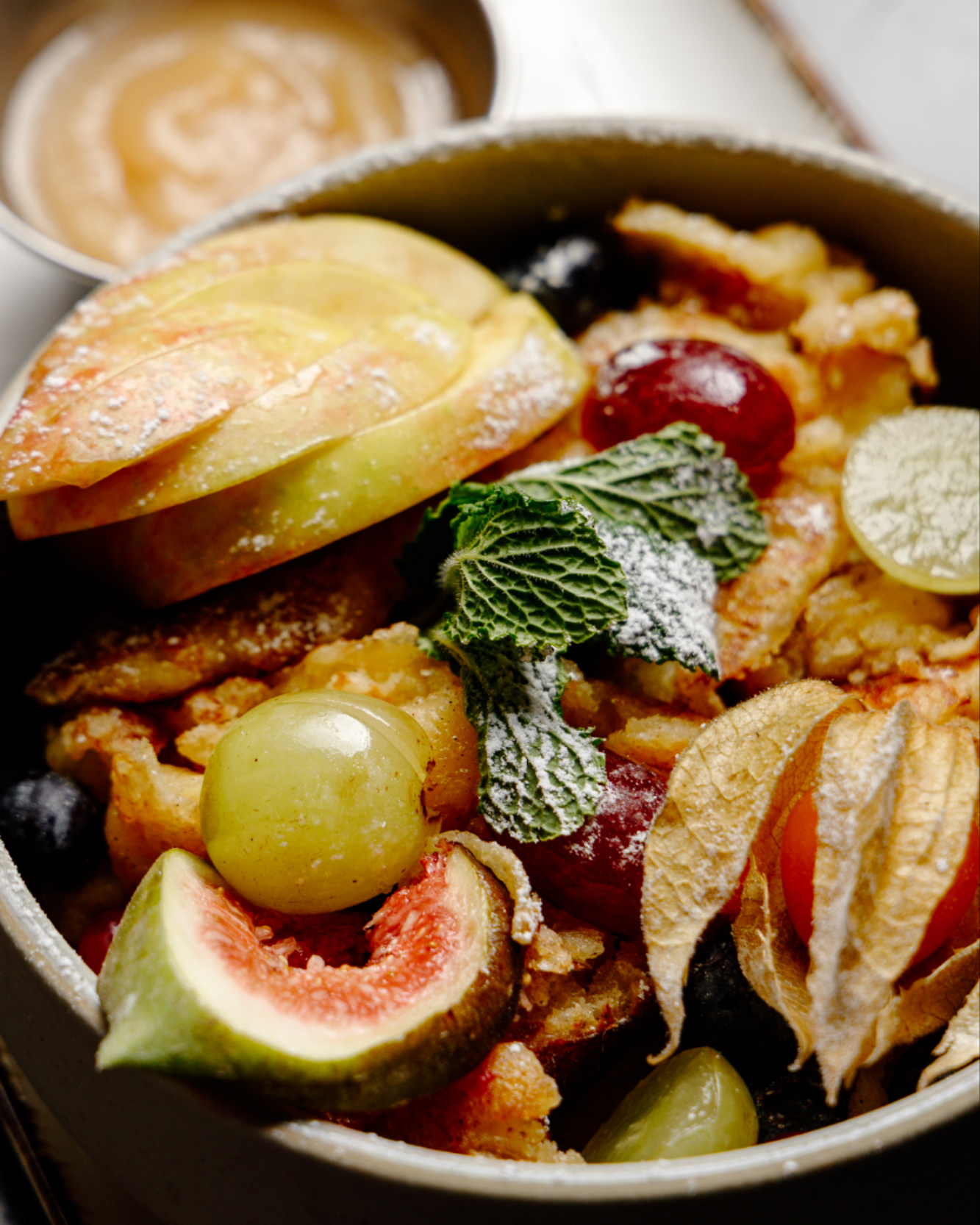 Kaiserschmarrn, wie wir ihn lieben. Locker, goldbraun, leicht karamellisiert.
Mit Früchten, Staubzucker und ganz viel Soulfood-Gefühl.
#ludwigs #kaiserschmarrn #soulfood #süßesglück #dessertliebe #genussmoment #klassiker #ludwigsmomente