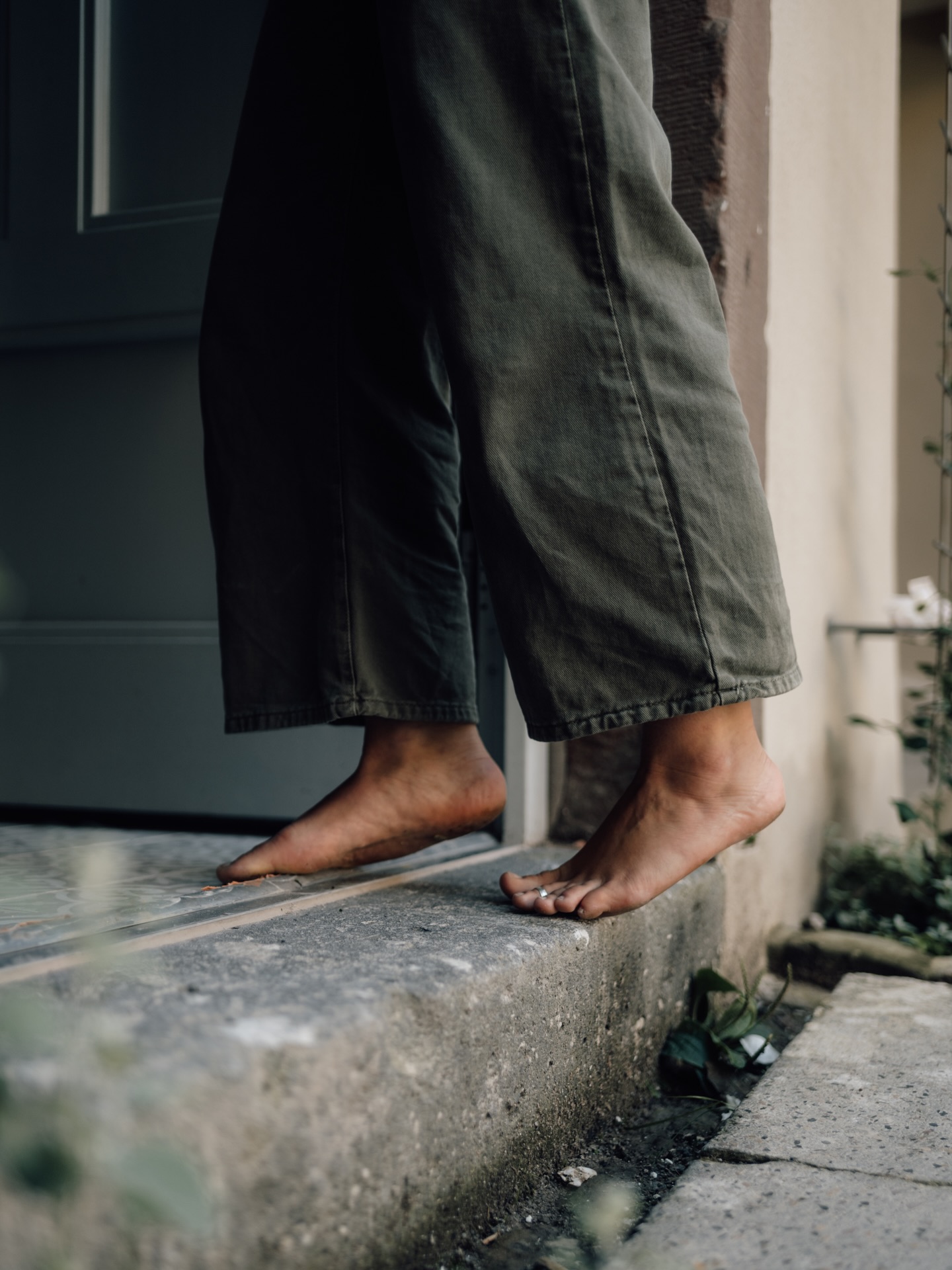 Auch wenn bei Minusgraden noch gar nicht an Barfußlaufen zu denken ist - finden wir, es tut gut sich daran zu erinnern, dass irgendwann wieder die Knospen sprießen, die Blätter grünen und die Sonne uns kitzelt.
Wie gut, dass es Fotos gibt und wir uns manchmal von vergangenen Farben massieren lassen können 😍 - wie diese Fänge von @lebenskunst_photography.
Es war das erste Shooting im Studio Stadt damals -
zu einer besonderen Phase des Wandels, in der wir noch nicht wussten wie sich Mani Yoga mal entfalten und formen wird 🤍.
Umso schöner, unser Studio Stadt nach zweieinhalb Jahren blühen zu sehen (selbst im tiefen Winter) UND vor allem hier Mitte Januar mit euch Barfuß zu sein. 😉
Wir schicken Dir einen Strauß grün in deine nächste Woche 🌿 und wünschen dir ein buntes Sein 🌼🌹🌺🌸💐!
#yogastudio #yogaintrier #greenenergy #barfuß #barefooted