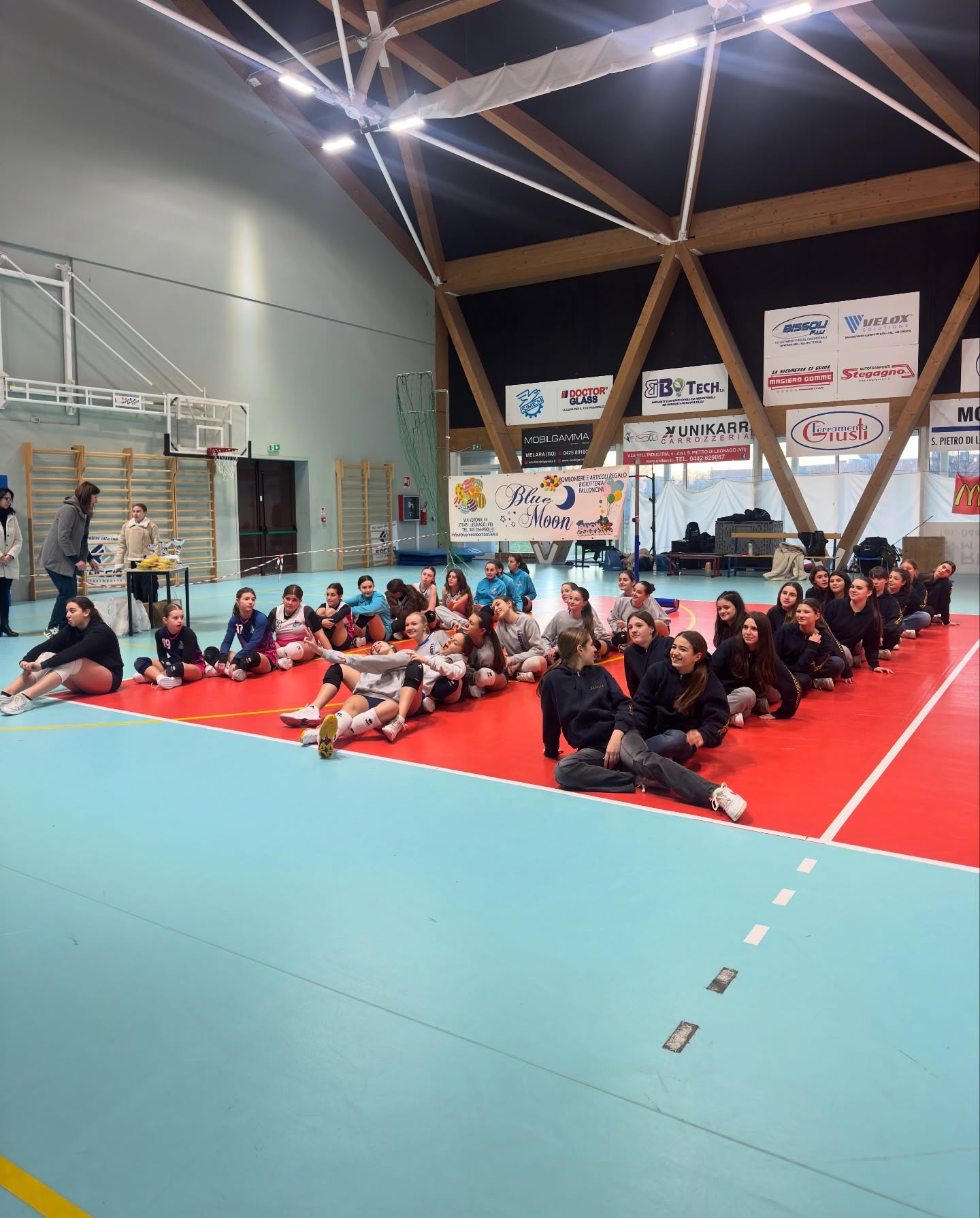 Torneo Under 14 Femminile - 4 gennaio
Si chiude con la vittoria della Sabbionese una giornata di volley intensa e partecipata, fatta di partite vere, confronto e tanta voglia di giocare.
Nonostante un inconveniente tecnico che ha reso la palestra particolarmente fredda, in campo non si è mai perso l’entusiasmo: nessuna lamentela, solo il desiderio di toccare più palloni possibile e vivere fino in fondo ogni gara.
Tra una partita e l’altra spazio anche a una challenge di battuta a obiettivi, apprezzatissima, che ha coinvolto ragazze e allenatori in un clima di sana competizione e divertimento.
Un sentito grazie a @bluemoonlegnago Bluemoon, sponsor del torneo, e a tutte le persone che hanno reso possibile questa giornata: atlete, allenatori, società, genitori, Chiara per l’organizzazione, arbitri e segnapunti.
Esperienze come questa danno valore al percorso delle atlete e confermano quanto il campo resti sempre il posto migliore per crescere.
Bluemoon li trovate in via Verona 59 San Pietro di Legnago
#asdpallavololegnago