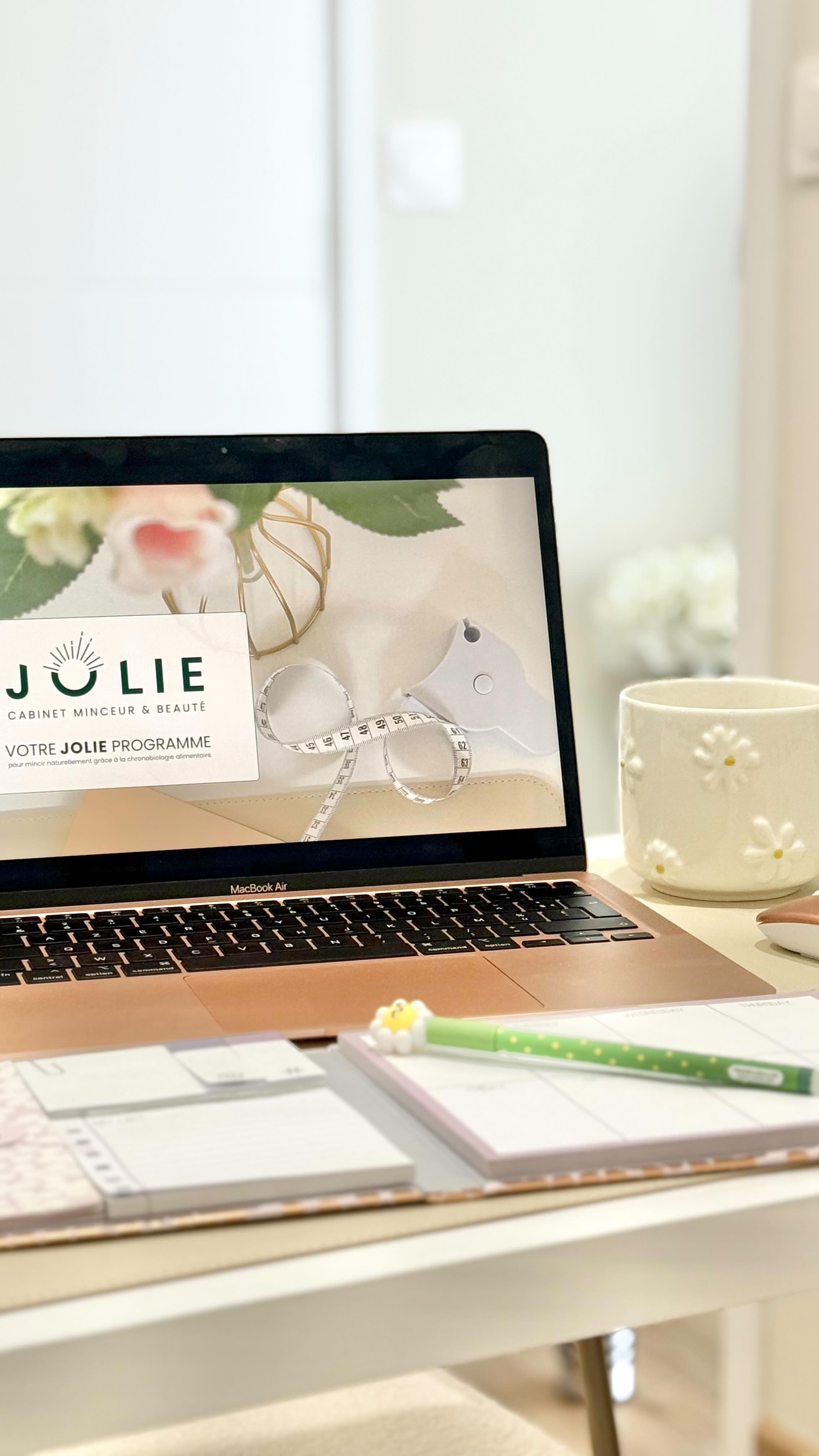 Pourquoi manger au bon moment change TOUT.
Ton poids.
Ton énergie.
Ta digestion.
Ton rapport à la nourriture.
Et pourtant… personne ne t’a appris ça.
On t’a dit quoi manger.
On t’a dit combien manger.
Mais jamais QUAND ton corps est biologiquement programmé pour assimiler chaque famille alimentaire.
Pas besoin de supprimer des aliments.
Pas besoin de compter des calories.
Pas besoin de souffrir pour mincir.
Tu manges tout.
Mais au bon moment.
Et ton corps fait enfin son travail comme il faut.
Résultats que mes client constatent rapidement :
✓ ventre plus plat
✓ meilleure digestion
✓ moins de fringales
✓ perte de poids naturelle
✓ énergie plus stable
✓ sommeil amélioré
✓ relation plus sereine à la nourriture
C’est exactement ce que je t’enseigne chaque jour :
👉 comment manger selon ton horloge biologique
👉 comment arrêter de te battre contre ton corps
👉 comment mincir durablement… sans te priver
📩 Si tu veux que je t’explique précisément comment tu peux l’appliquer, écris simplement “chrono” en commentaire.
Je viens t’en parler en message privé 🤍
—
Je suis Julie, experte minceur & fondatrice du Cabinet JOLIE.
Sur ce compte, je t’apprends à mincir sans régime, à te réconcilier avec la nourriture et à obtenir des résultats visibles, sans frustration.