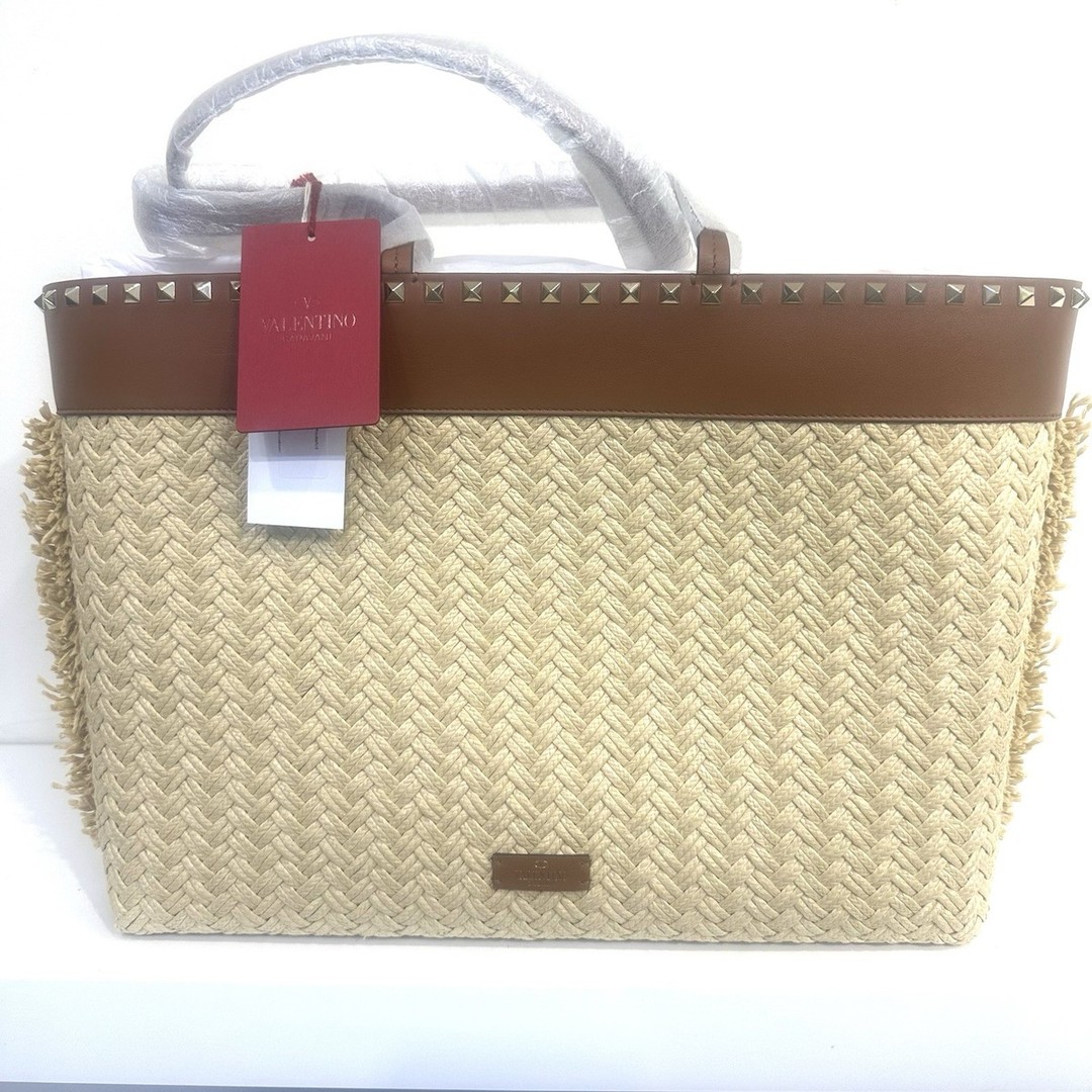 Only $1399! NEW Valentino Garavani Rockstud Raffia Tote! Spacious large size, neutral tones, and luxe leather trim make it the perfect everyday companion. Double handles for easy carry. 👜✨ #Valentino #FashionFinds #LuxuryStyle #ValentinoGaravaniRockstud #DoubleHandles
https://ebay.us/m/QC1LYy