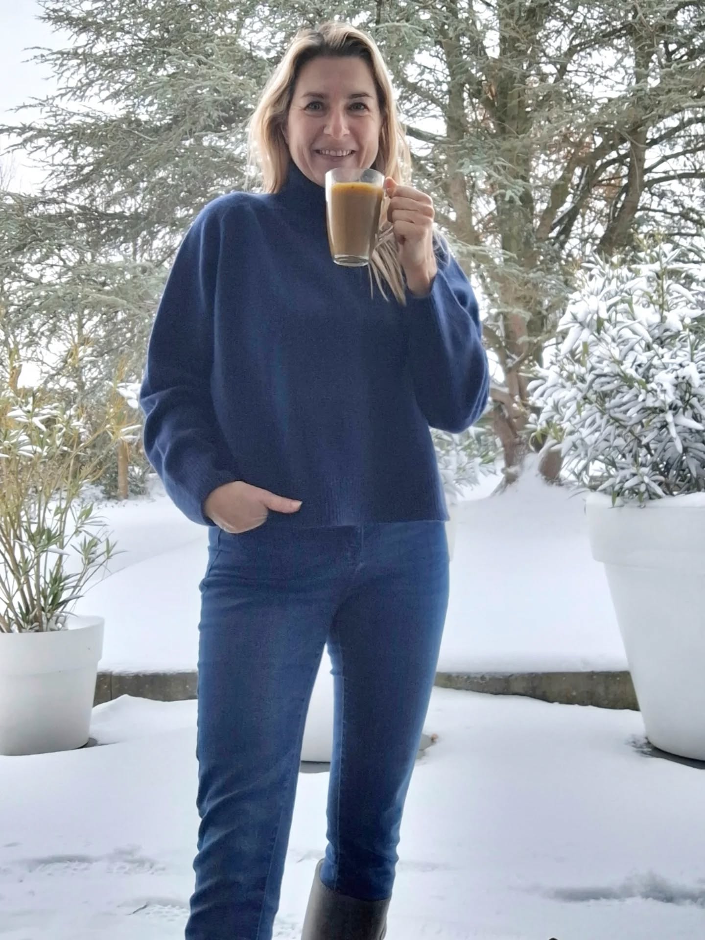 ❄️ Snowy walks & golden moments ☕️💛
✨ Zo leuk om na een sneeuwwandeling even te vertragen met een warme curcuma latte.
Deze instant curcuma latte van Purasana is echt een favorietje van mij.
✔️ Makkelijk & snel: enkel warm water, even roeren
✔️ Individuele zakjes → ideaal voor op het werk of onderweg
✔️ Het moet toch niet altijd koffie zijn
🌿 Waarom curcuma latte?
– Curcuma & gember ondersteunen de spijsvertering
– 100% biologisch & natuurlijk
– Instant golden milk met kurkuma
👉 Kijk zeker ook naar de andere kurkuma producten en de andere instant lattes van @purasana_official
🎁 Met code MOMINSHAPE krijg je 20% korting op alles van Purasana.
#curcuma #latte #purasana #samenwerking #voedingscoach