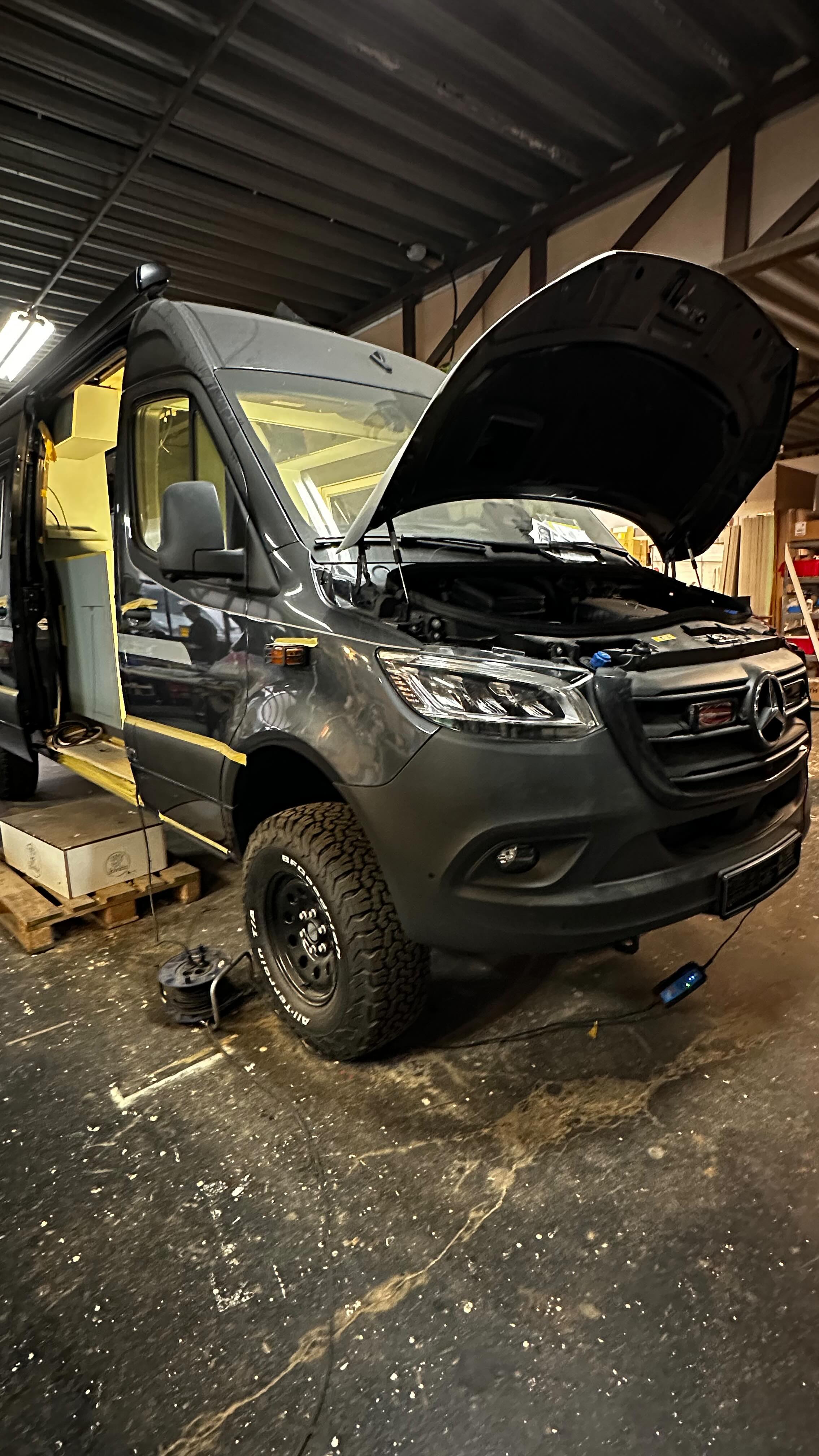 Back on track 2026! Ein kleiner Einblick, was gerade in unserer Camper-Schmiede passiert – Unsere aktuellen Projekte!
#Camper #VanConversion #Werkstatt #camperausbau