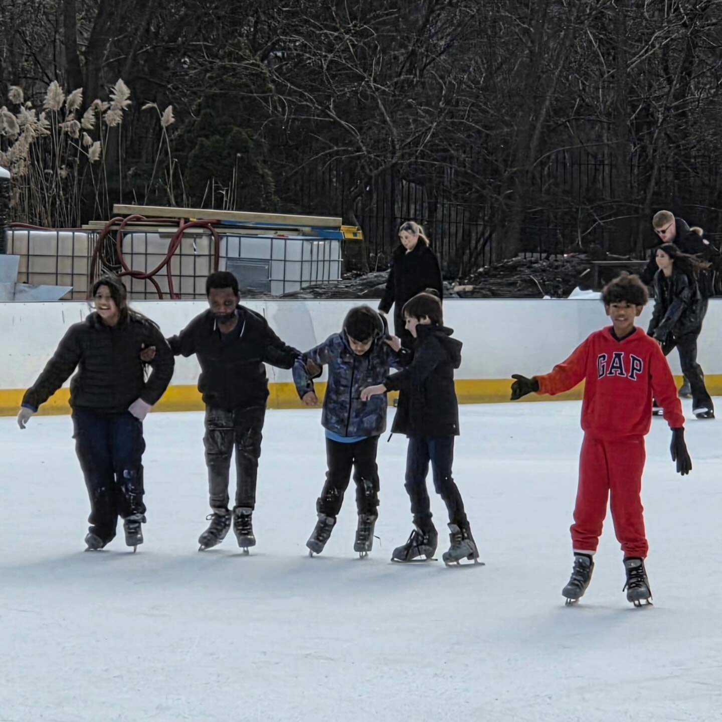 ¡Los alumnos de sexto grado tuvieron mucha suerte con temperaturas de casi 50 grados para su excursión de patinaje de hoy! 🧊⛸️❄️ 6th grade lucked out with close to 50 degree temperatures for their skating trip today! #fieldtrip #dlmsfamilia #nycpublicschools