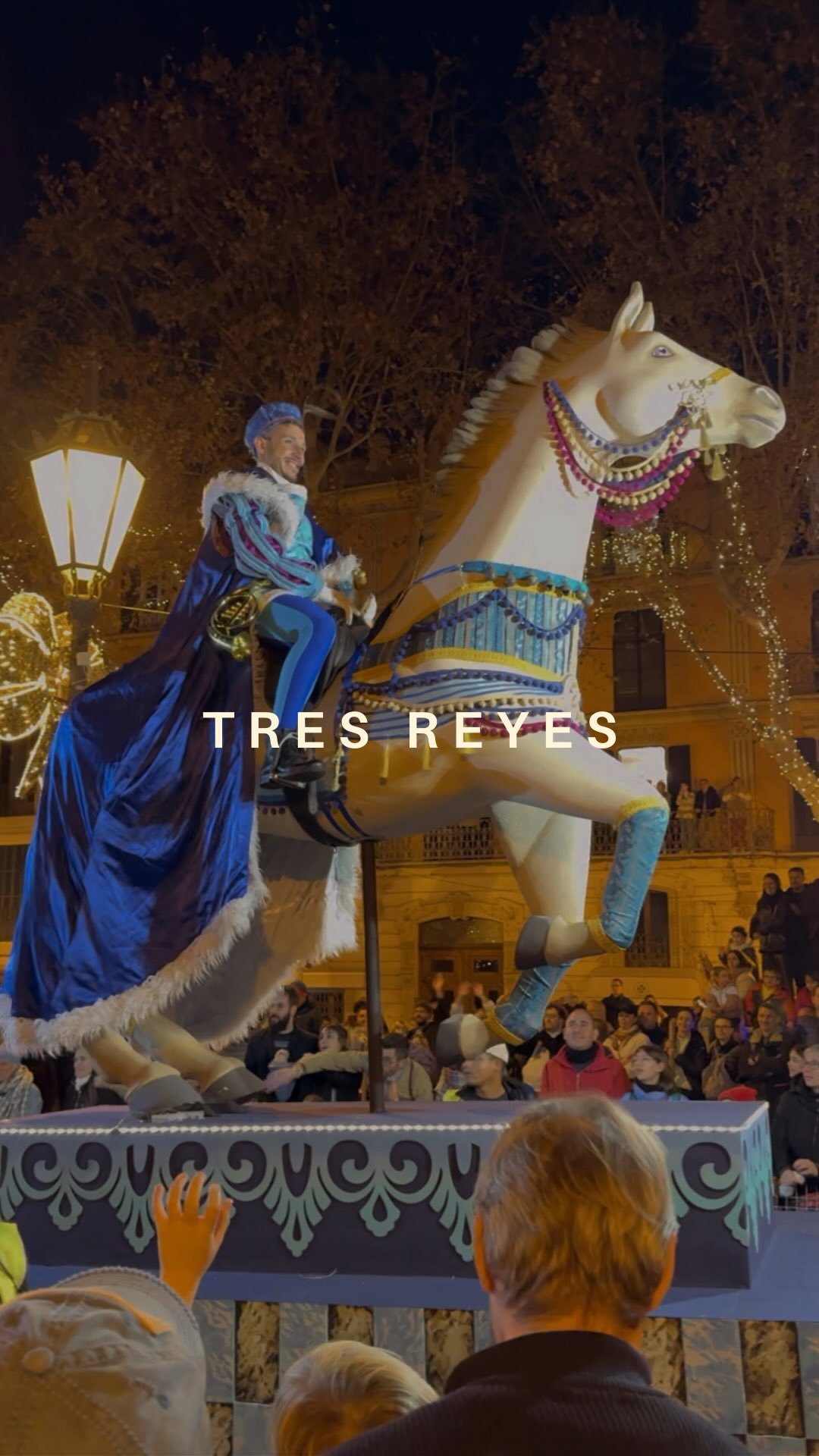 ✨ Januar ist der Monat der Feste auf Mallorca ✨
Und eines der schönsten und magischsten Highlights wartet direkt am Anfang des Jahres auf dich 👑⭐️
Am 5. Januar feiert Palma Tres Reyes, den Tag der Heiligen Drei Könige. Für viele Mallorquiner ist dieses Fest sogar wichtiger als Weihnachten 🎁
👑 Was dich erwartet:
Die drei Könige Melchor, Gaspar und Baltasar kommen am frühen Abend mit dem Schiff im Hafen von Palma (Moll Vell) an und ziehen anschließend in einer großen, bunten Parade durch die Stadt.
Es gibt Musik 🎶, Süßigkeiten fliegen durch die Luft 🍬 und die ganze Stadt ist auf den Beinen. Für Kinder ist es ein absolutes Highlight, denn die Geschenke gibt es erst am Morgen des 6. Januar 🎁✨
📍 Tres Reyes Parade Palma 2026 – Infos:
🗓 Datum: Montag, 5. Januar 2026
⏰ Zeit: ca. 18:00 bis 21:00 Uhr
🚢 Start: Moll Vell (Hafen von Palma)
🏁 Ziel: Plaça de la Reina / Plaça de Cort
🗺 Parade Route (Highlights):
• Moll Vell
• Avinguda Antoni Maura
• Passeig del Born
• Plaça del Rei Joan Carles I
• Carrer de la Unió → La Rambla
• Avinguda Jaume III
• Plaça de la Reina
✨ Mein Tipp:
Früh da sein, besonders mit Kindern, und einen Platz an der Route sichern. Die Stimmung ist einzigartig und zeigt Mallorca von seiner herzlichsten und magischsten Seite 💫
👉 Speichern & reinfolgen, wenn du keine Feste, Events und Mallorca Highlights verpassen willst. Außerdem gibt’s hier die besten Mallorca Tipps, Restaurant Highlights und tollsten Freizeit Empfehlungen. Plus all die vielen kleinen Momente dazwischen 🤍