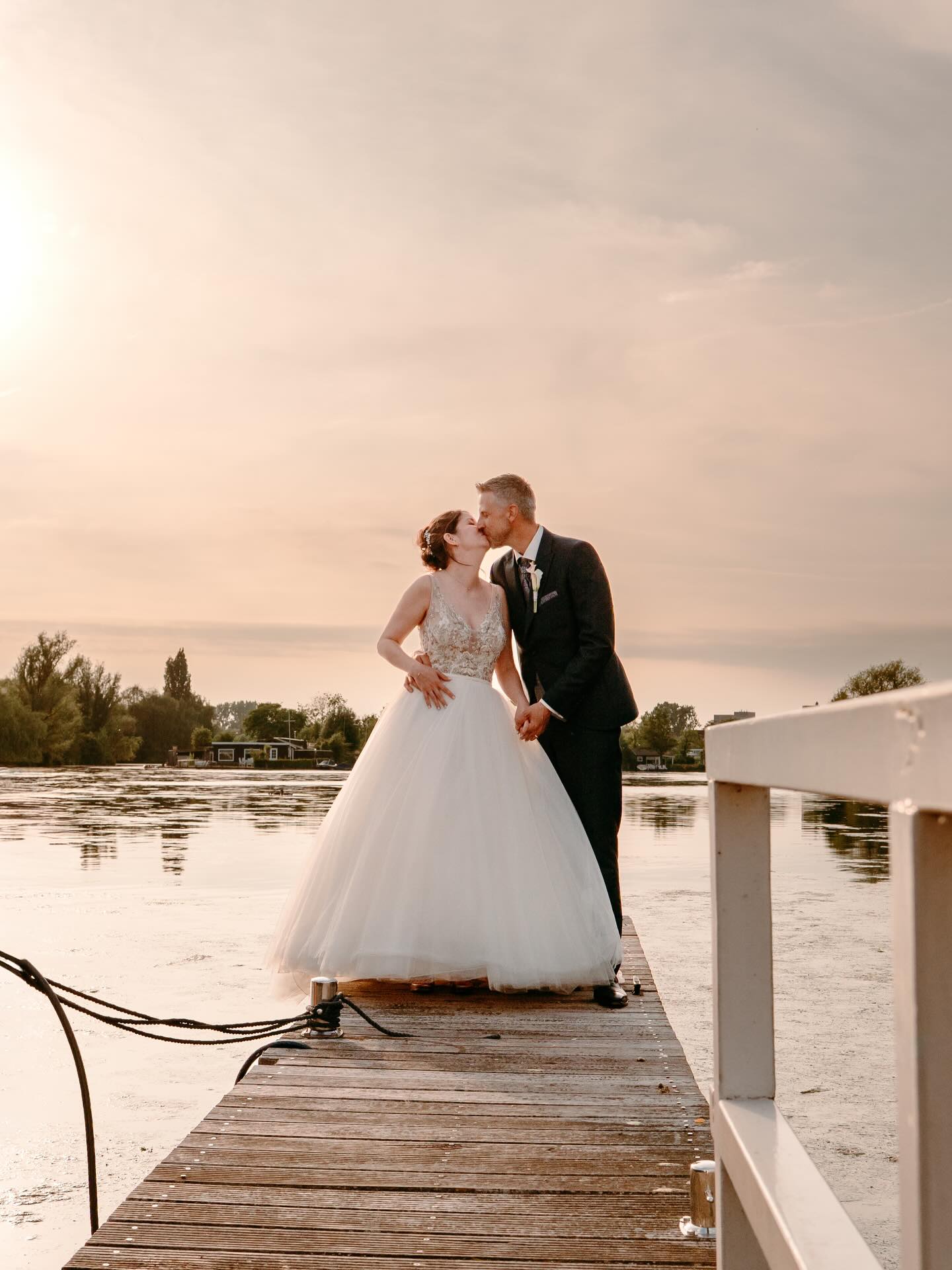 Voor mij begint alles bij wie jullie zijn.
Niet bij een draaiboek.
Niet bij perfecte plaatjes.
Niet bij hoe het ‘hoort’.
Maar bij jullie.
Bij hoe jullie samen zijn.
Wat belangrijk voelt.
Wat jullie willen onthouden.
Daarom begin ik het liefst met een kennismaking.
Gewoon rustig praten.
Luisteren.
Aftasten of het klikt.
Geen verplichtingen.
Geen beslissingen.
Alleen even voelen.
🤍
📩 Voelt dit als jullie? Dan zijn jullie van harte welkom om me een berichtje te sturen om een kennismaking in te plannen.
#netverloofd
#trouwenmetgevoel
#intiemebruiloft
#trouwfotograaf
#trouwfotograafVeenendaal