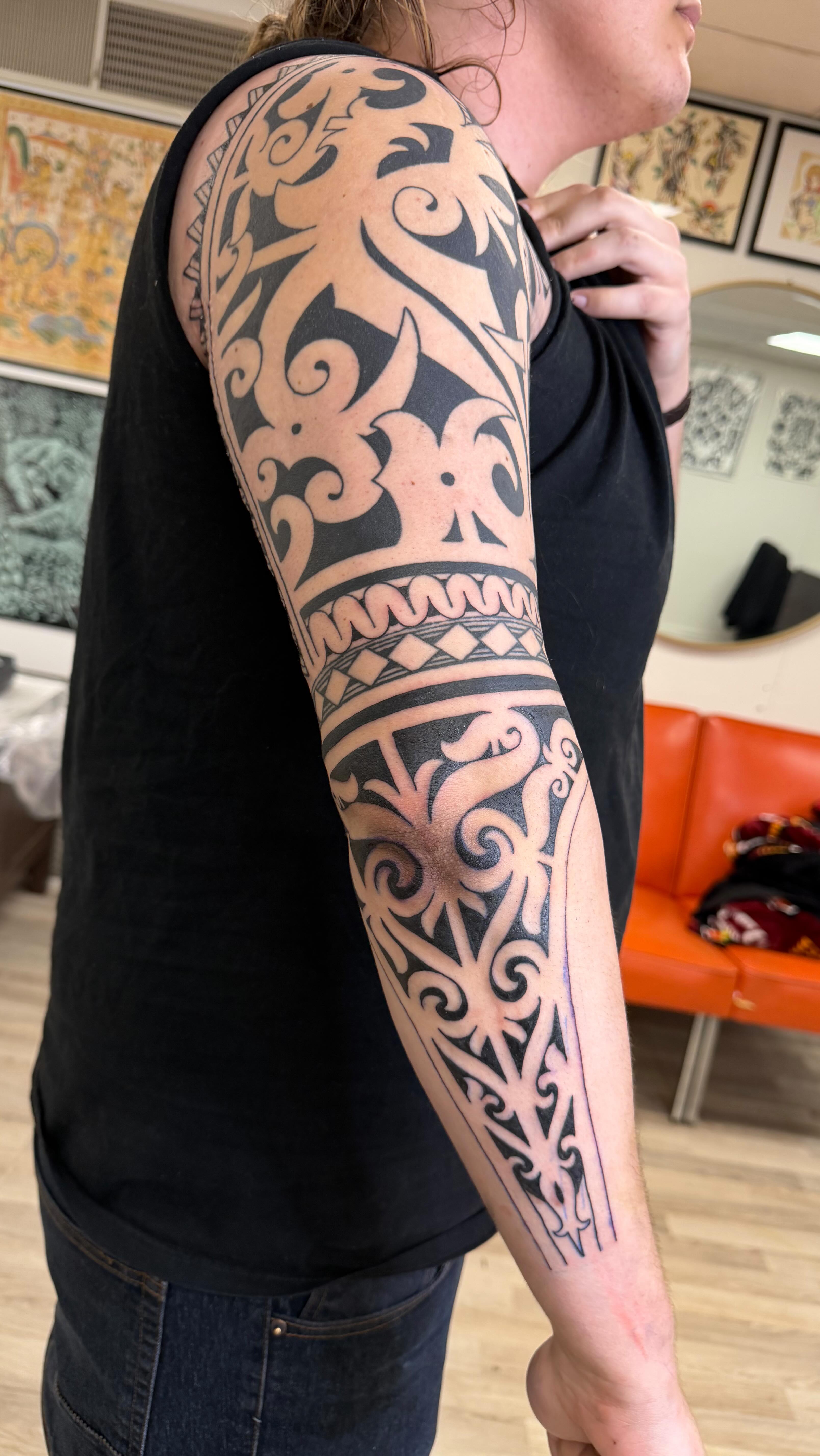 Borneo inspired tattoo design
.
.
Also taking appointments at @philadelphiatattooartsfestival
January 24th and 25th
.
.
For appointments DM or email at
Borneospiraltattoo@gmail.com
.
.
@tattoopunks
#borneotattoo #traditionaltattoo #sleevetattoo #tattoopunks #blackworktattoo