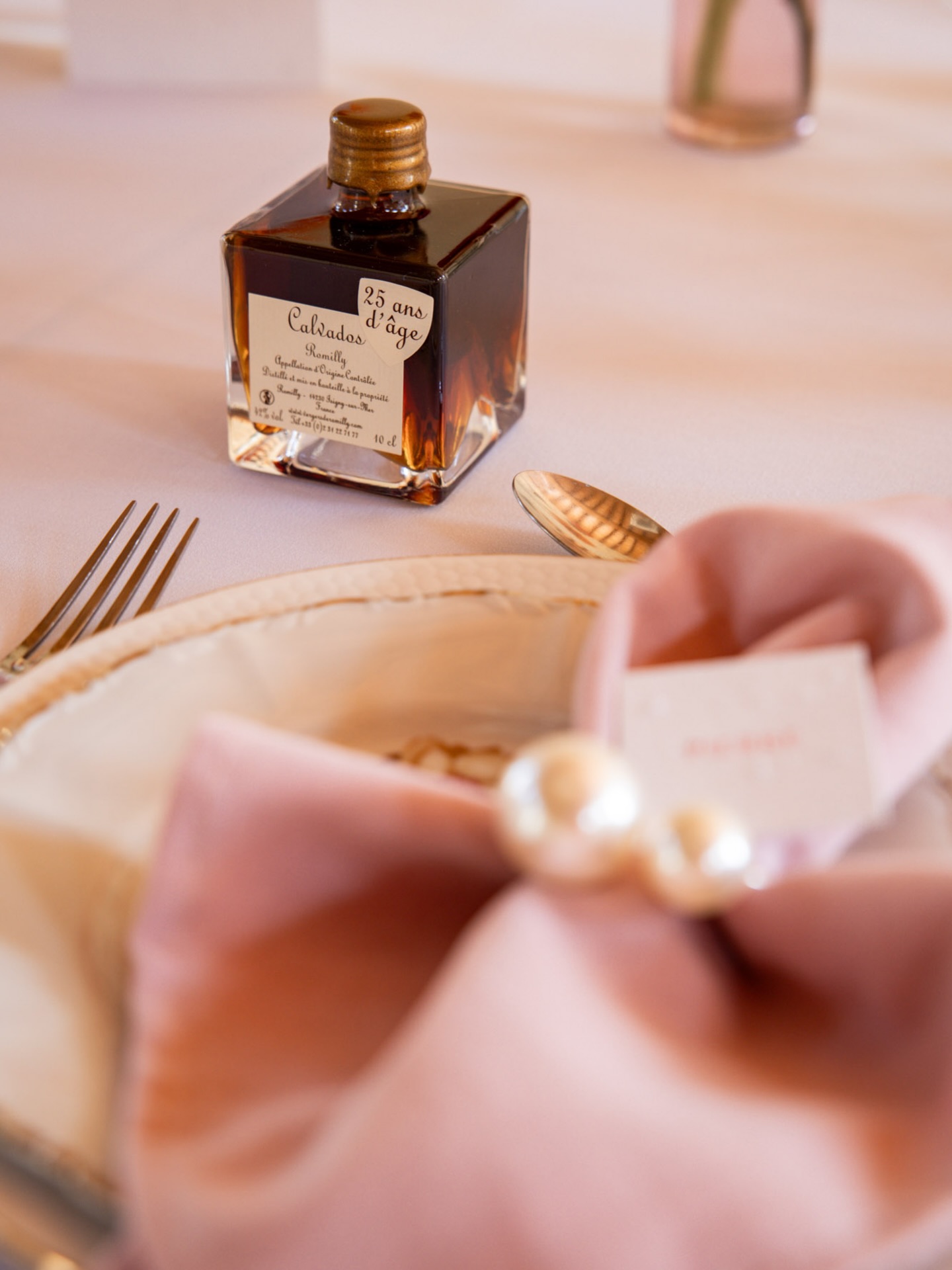 Le cadeau invité c’est vraiment ce petit détail qui marque les esprits.
Ici, rien n’est laissé au hasard : un « oui » dans notre belle Normandie et un rappel à la région avec une petite touche de calva.
Prêts pour la dégustation ? ✨
__
Crédits :
Photographe : @annamozesphotographe
Vidéaste : @alex_weddingtales
Lieu : @domainedugrandcaugy
Fleuriste : @leafleurs14
Décoration : @homemadeforlove et @ombretlumiere
Papeterie : @fairepartgreen
Cadeau invité : @vergersderomilly
Vaisselle : @lamalleenchantee.events
Wedding planner et designer : @mc2monamour_normandie
Mariage Normandie - location décoration - cadeaux invités - domaine - mariage #normandie