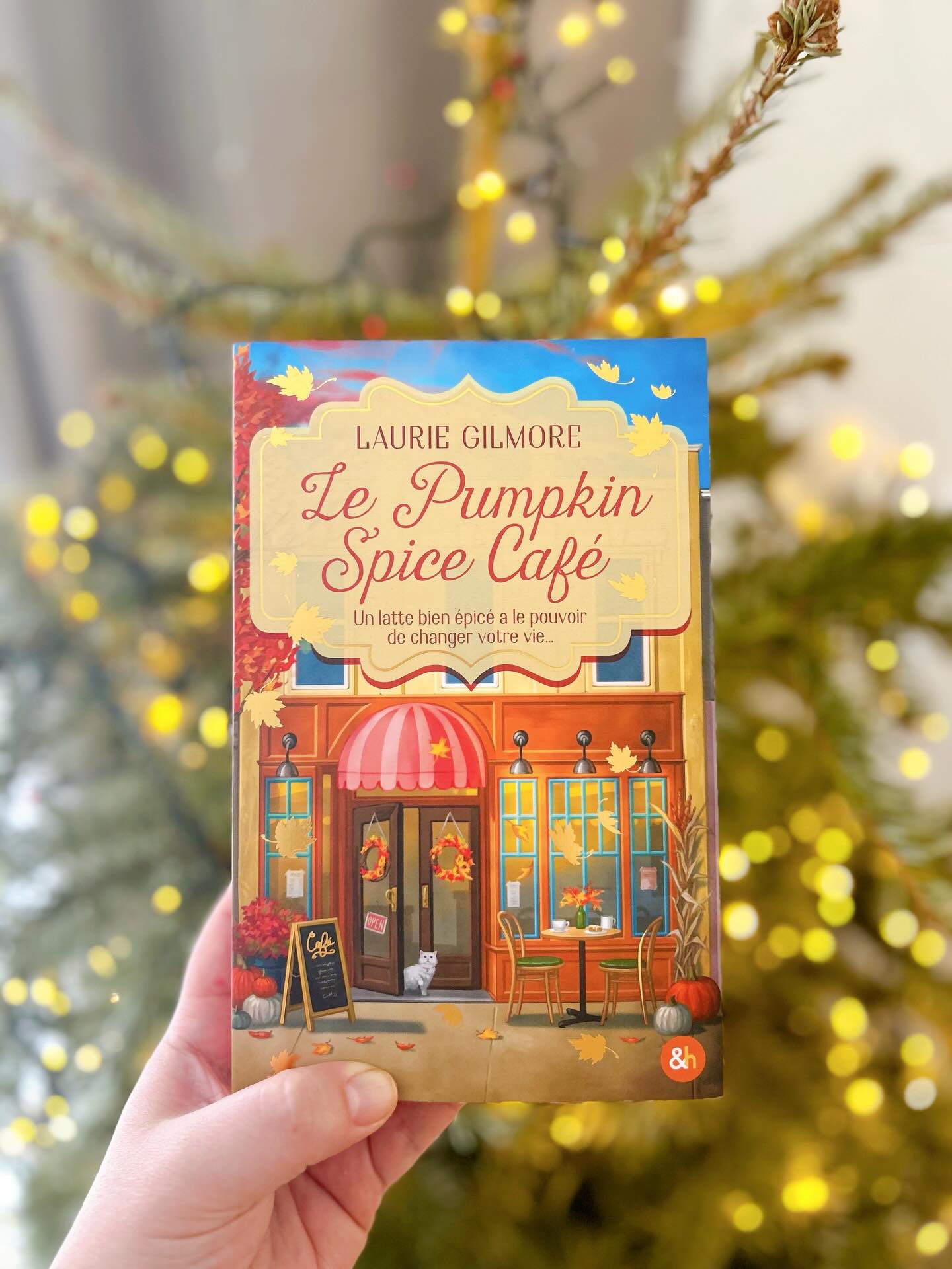 📚 Est-ce que toutes les photos du feed sont devant le sapin en ce moment ?
Tout à fait… et j’assume 😂🎄
Dans mes objectifs 2026, j’ai glissé dans mon bingo : lire au moins 5 livres dans l’année.
Ce n’est peut-être pas énorme, mais c’est déjà beaucoup mieux que rien 😅
Et parfois, les petits objectifs sont ceux qu’on tient le mieux.
Je commence donc avec The Pumpkin Spice Café de Laurie Gilmore ☕🎃
✨ Petit résumé (sans spoiler)
Direction une petite ville chaleureuse, rythmée par les saisons, les habitudes réconfortantes et un café devenu le cœur battant du lieu. On y suit une héroïne en quête de renouveau, entourée de personnages attachants, dans une ambiance douce, automnale et feel-good. C’est un roman qui parle de nouveaux départs, de liens humains et de ces moments simples qui réchauffent autant qu’une boisson épicée par temps froid.
Le genre de lecture parfaite sous un plaid, avec un café bien chaud, pendant que le sapin scintille en arrière-plan ✨
Et toi, tu lis combien de livres par an ? 📖💬
•
•
•
#BookstagramFrance #LectureDuMoment #CosyVibes #CoffeeAndBooks #Objectifs2026 #SlowLife #MomentPourSoi #WinterVibes #PlaidEtLivre #thebloomjournal #lauriegilmore #thepumkinspicecafé #livre #livredujour #bingo2026 #gilmoregirls