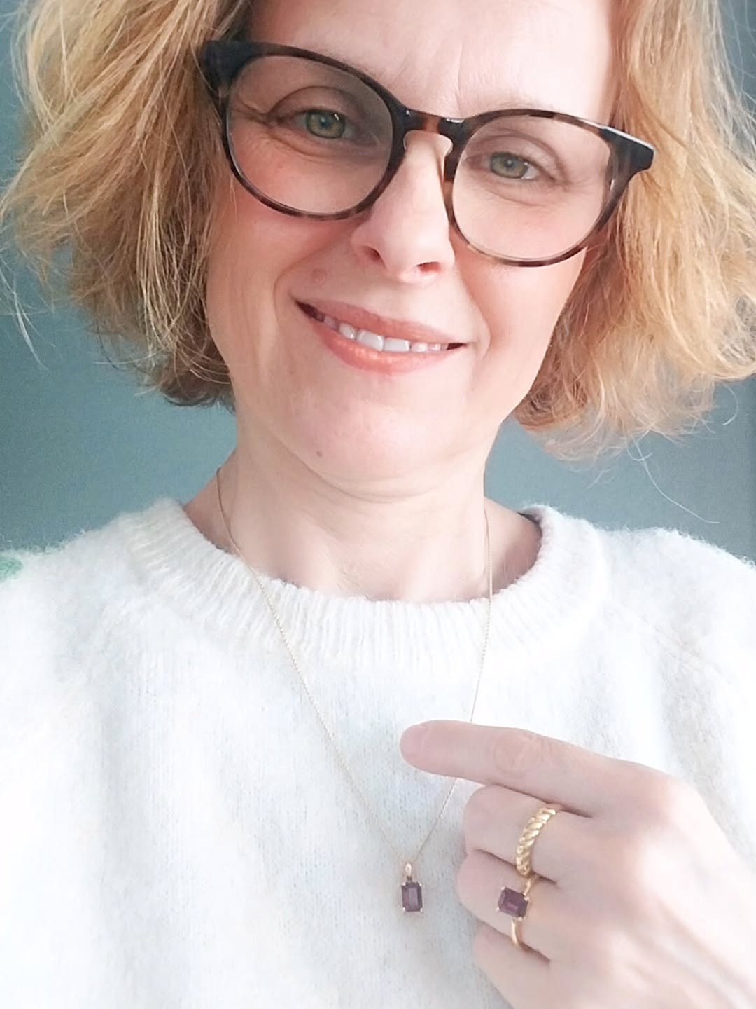 Januari = granaat ❤️✨
De perfecte winterkleur.
Granaat, de geboortesteen van januari, straalt een diepe, warme roodtint uit die perfect past bij de wintermaanden. Elegant, krachtig en helemaal on-trend — een kleur die moeiteloos combineert met knitwear, donkere tinten en feestelijke looks.
Of je nu geboren bent in januari of gewoon valt voor deze rijke kleur: granaat is een modieuze keuze die elk juweel karakter geeft.
Warm, tijdloos en stijlvol — net als de winter zelf ❄️❤️
#juwelenopmaat
#goudsmid
#goudsmidatelier
#geboortesteen
#maatwerk