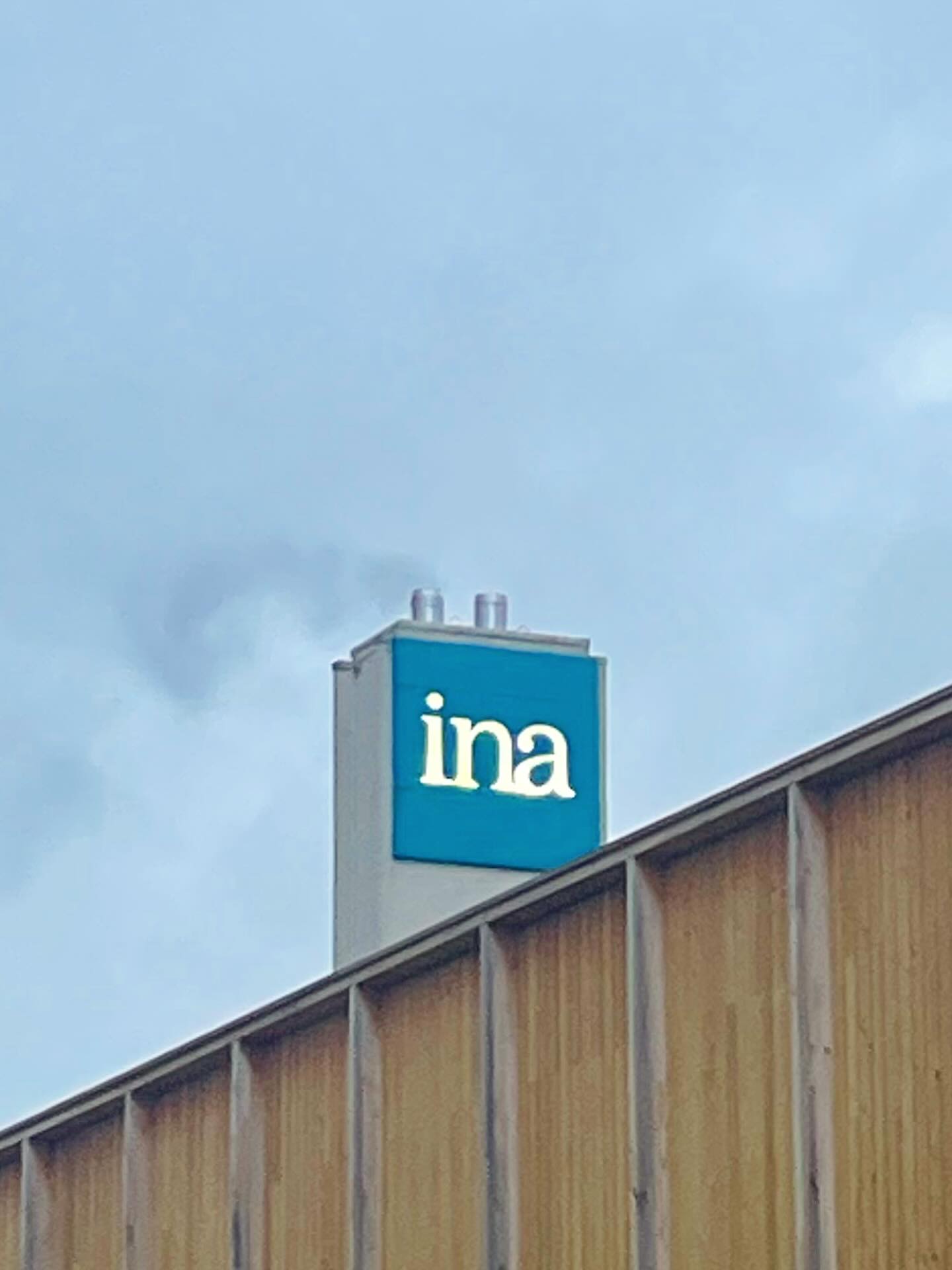 A dream came true : training with the INA team (National Audiovisual Institute) and improving my sound restoring skills with historical recordings.
This experience helped me shed a light on grey areas like magnetism (Studer manipulation), bring clarity to the whole production chain: from the source to our meticulous pressing (as well as mastering, cutting and platting).
It took me back to the days spent in my hometown’s archives, as the son of an archivist.
Feeling grateful for my experienced trainers, and equally inspiring classmates with their various backgrounds in radio and cinema.
Stay put for some exciting projects coming in 2026! ☺️
Simon Garcia
#happynewyears #2026 #projects #music #restoring