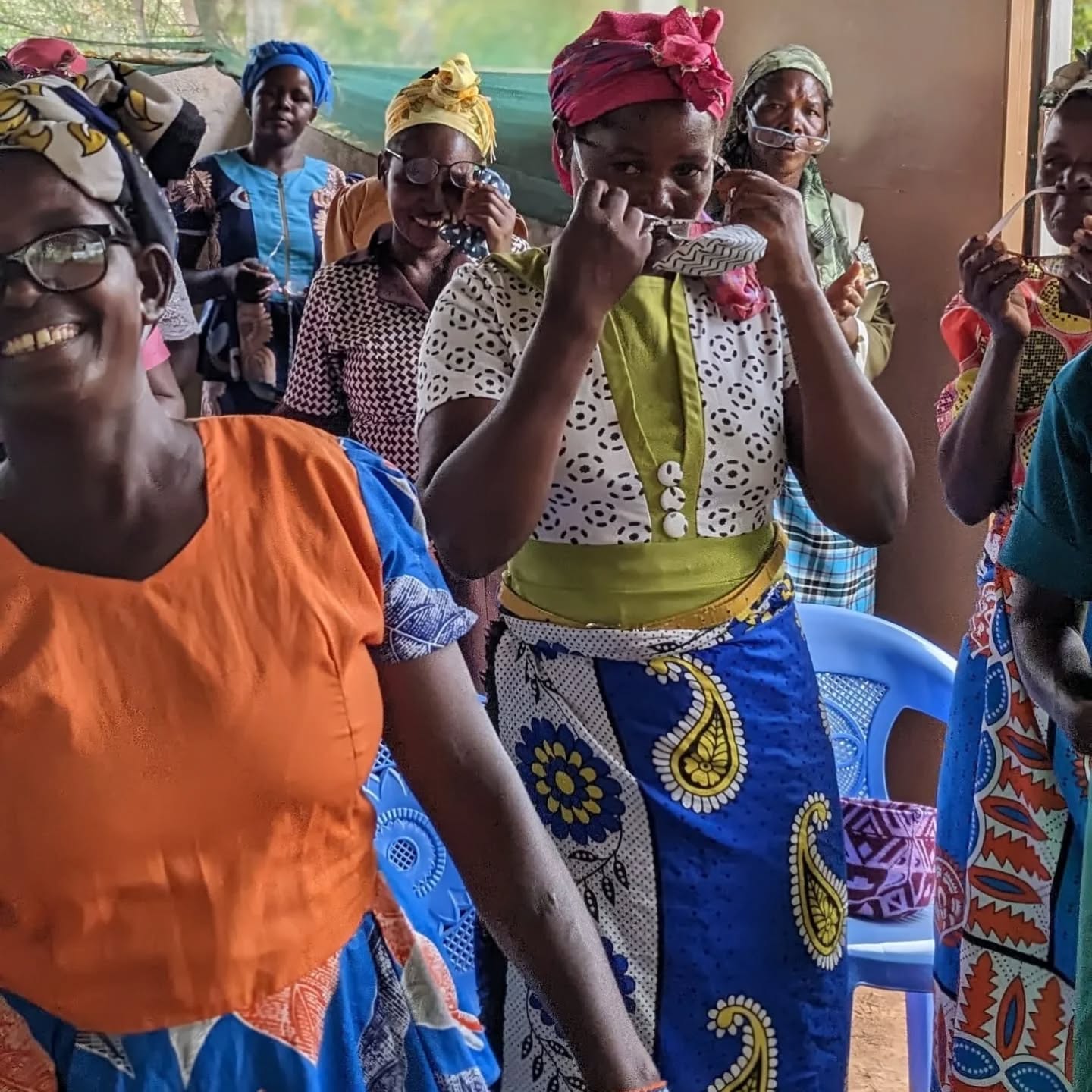 A few years ago, the amazing Petersfield community donated 200 pairs of reading glasses for my weavers in Kenya.
I’m returning on 25 January and once again they have requested glasses.
If you’re able to donate I would be so grateful. The collection point is @megspetersfield.
Thank you 🙏 so much
Love
Chloe xxxx