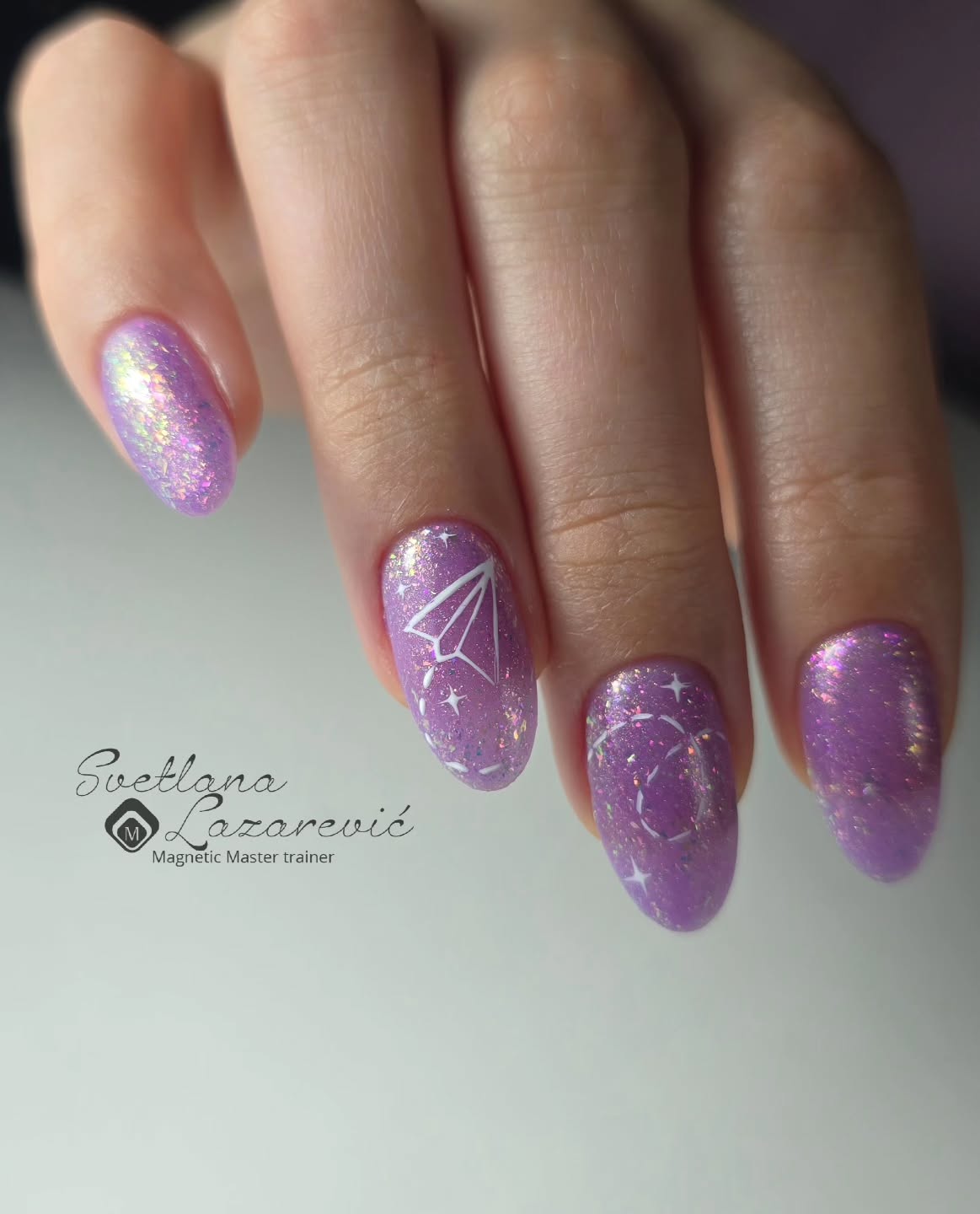 Zarter Lilaton, "Grape Escape" von @magneticnaildesign (für CH, @dobi.ch) schimmernder Glanz und kleiner Papierflieger ✈️💜
Leicht, verspielt und voller Magie – Details, die Geschichten erzählen✨️
______
Delicate purple tone, "Grape Escape" from @magneticnaildesign (for CH, @dobi.ch) shimmering gloss and small paper plane ✈️💜
Light, playful and full of magic - details that tell stories✨️
.
.
#paperplane #Nailart #Nailsbern #NailTraining #nails2026