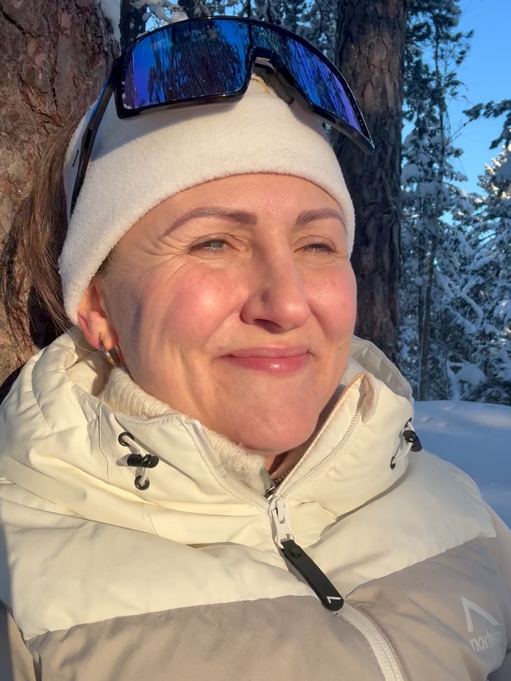 🌟📚Påmeldingsfrist innen søndag 11.01 - begrenset plasser!
Meld deg på boklanseringsfesten «Fra traumer til drømmer» 26.01.2026!📚🌟
Dette vil du ikke gå glipp av! 🥳✨📚💫💃🏼🥂
Mer enn et bokbad - gi deg selv litt hjertevarme i vintermørket 🙏💫♥️
Velkommen til en varm og inspirerende kveld med bokbad, guidet meditasjon, panelsamtale og musikk ved konferansier Silje Wierli Hagen, fylt med refleksjon, fellesskap og konkrete perspektiver på veien fra traumer til drømmer. I løpet av kvelden inviterer Christine Kalve deg inn i PranaMovement bevegelse som vekker energi, balanse og livskraft. Dette er ikke trening men poesi i kroppen. Rytmer som lar deg lande og løfte deg samtidig.
Etter programmet blir det mingling, boksignering og en stemningsfull avslutning som løfter energien.
Kom rett fremad jobb alminnelig pent antrekk. Det serveres noe fingermat og noe godt i glasset ✨🥂
📧 Send meg en e-post eller DM om hensyn og allergi til: trueheart@hedvigsveum.no
Slik melder du deg på:
💫Trykk at du «skal» delta på eventet
💫Del med venner
💫Gå inn på denne linken og meld deg på (Du vil få et velkomstbrev med mer info som bekreftelse på påmeldingen) 👇
https://online.hedvigsveum.no/boklansering
Jeg gleder meg til å se deg der 🙏💫♥️✨📚
Silje Wierli Hagen, Vibeke Dahn, Marthe Kveli Valeberg, Neelam Anjum, @Jarle Skjennum, Marisol Acosta, Christin Kalve
#fratraumertildrømmer #norcommunity #forfatterprogrammet #norlibokhandel #boklanseringsfest tinaholt Psykologisk helhetlighelse