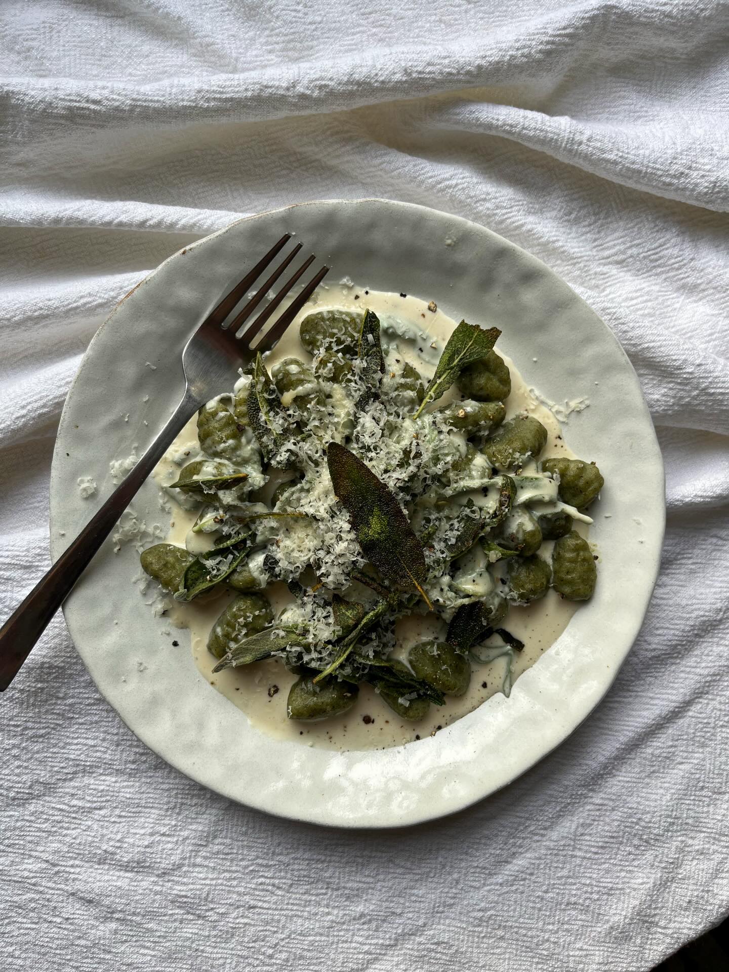 Spinach Gnocchi with Cream and Crispy Sage💚
Here’s a little throwback to when @pasta.nipotina made this delicious dish with our gnocchi, crispy sage, and a good amount of creamy sauce🤩
Here’s how it was made:
Serves 2
1 pack @sunnyandlunaeats spinach gnocchi
200ml oat or double cream
100g parmigiana reggiano, finely grated
15 sage leaves
30g butter or olive oil
Bring a large pan of lightly salted water to a boil, add the gnocchi, and boil gently for 4-5 minutes. You could also fry in a nonstick pan to packet instructions - for this recipe, I prefer the softness when boiling.
In a separately pan, gently warm the cream - taking care not to boil it. Add half the sage leaves, finely grate over the Parmesan, and stir through.
Meanwhile, melt some butter or olive oil in a pan and gently fry the other half of sage leaves.
Once the gnocchi is tender, ladle some of the cream onto a serving plate. Use a slotted spoon to lift the gnocchi out of the water, shake to dry, and lift on top of the cream.
Pour the rest of the sage cream over the top, garnish with sage leaves, extra parm, and a crunch of black pepper.
Enjoy, and don’t forget to tag us if you recreate at home🫶🏼