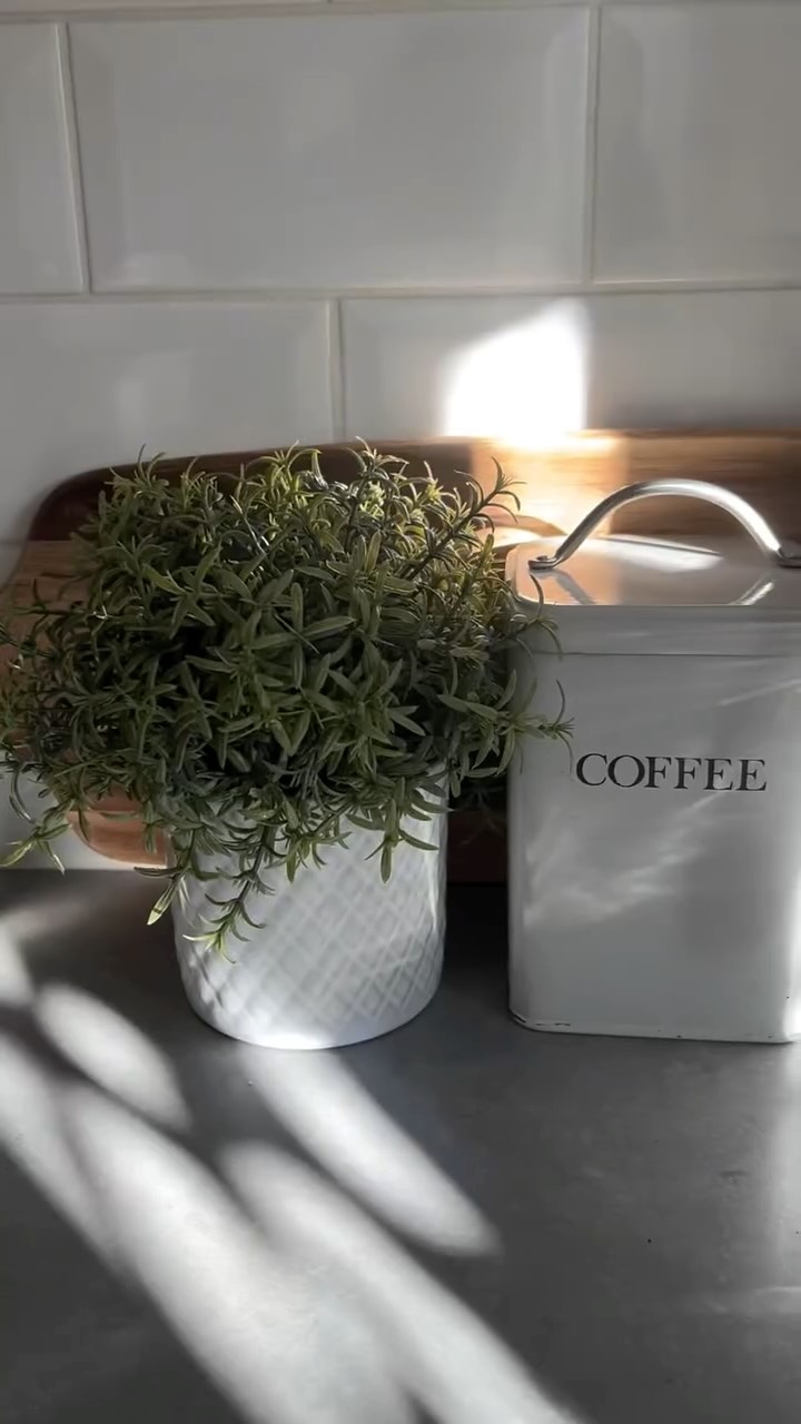 Happy 5th January! ❄️ Back to it today. But first, coffee ☕️
If you have any interior questions I’d love to help, get in touch 🤎
#winter #january #coffee #happynewyear #interiordesigner