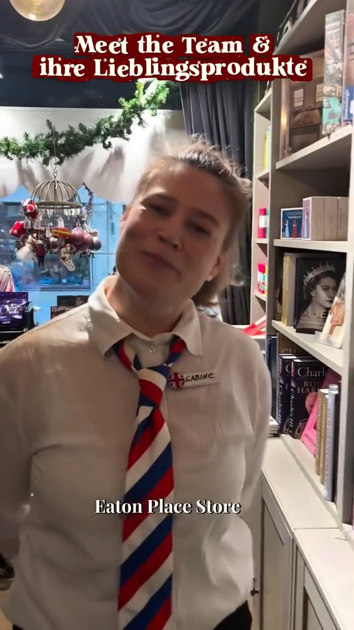 ✨Meet the Team✨
Heute: Sabine 🤍
Sie arbeitet im Verkauf – und ihr Lieblingsplatz im Store?
Ganz klar: unsere Bücher- & Literatur-Ecke 📚🤭
Bei diesem Format zeigen unsere Mitarbeiter:innen ihre Lieblingsprodukte
und ihr lernt gleichzeitig die Menschen hinter dem Store kennen 😉
📍Kommt vorbei & entdeckt euren neuen Lieblingsplatz im Eaton Place Store oder im Eaton Place Cafe!✨☺️
#MeetTheTeam #TeamEatonPlace #Lieblingsprodukte #StoreTeam #LiteraturEcke #EkenplayStore #BehindTheStore