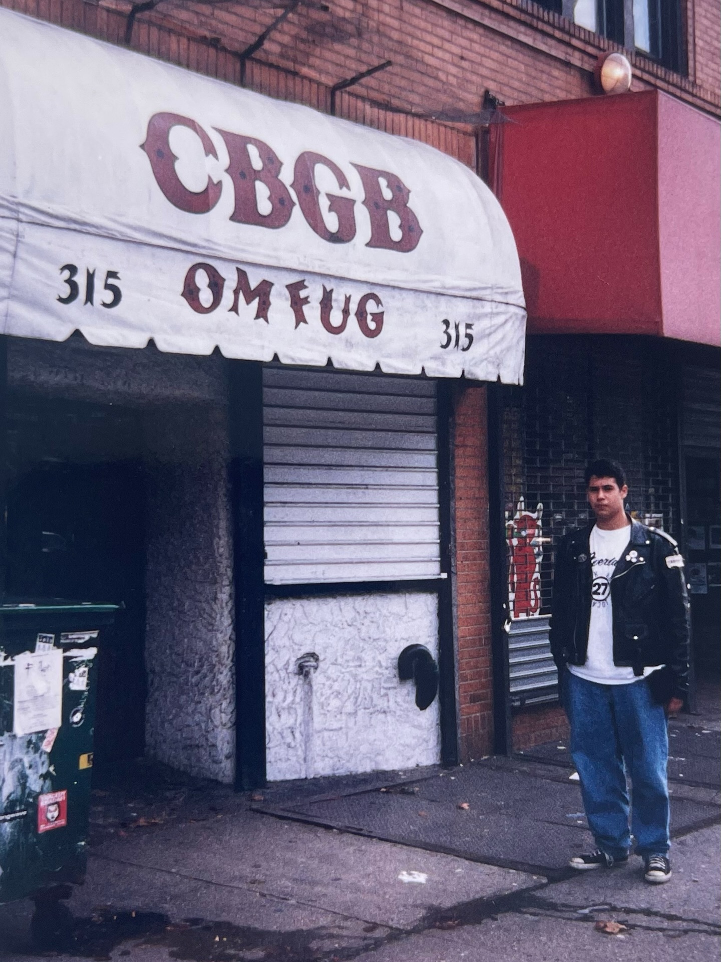 #tbt 1999 / NYC 📸🗽🌆🏙️ con “el uniforme” 🥋🪖🫡
“El uniforme” se componía de jeans, t-shirt, converse y chaqueta de cuero.
Todavía tengo esa chaqueta. Es probablemente, una de las cosas materiales que más atesoro. Es como un portal nostálgico a varias etapas de mi vida adolescente/adulta. La textura, el olor, ahora creo que me queda un poco mejor. Por lo menos eso creo 🤣. Ahora la uso muy poco, pero hubo un tiempo entre mis 16-20 en que no me la quitaba. No importaba el clima 40 grados, sol, lluvia, lo que fuera, la chaqueta iba puesta. Era parte de honrar el “uniforme”. Por si en algún momento Dee Dee Ramone mágicamente aparecería para revisar si estaba a código.
La última foto la tomó mi gran amigo @titoherrera en 2023.
#nyc #drums #drummer #punkrock #90s #90sphotography #throwback #throwbackthursday #ramonesfans #cbgbs