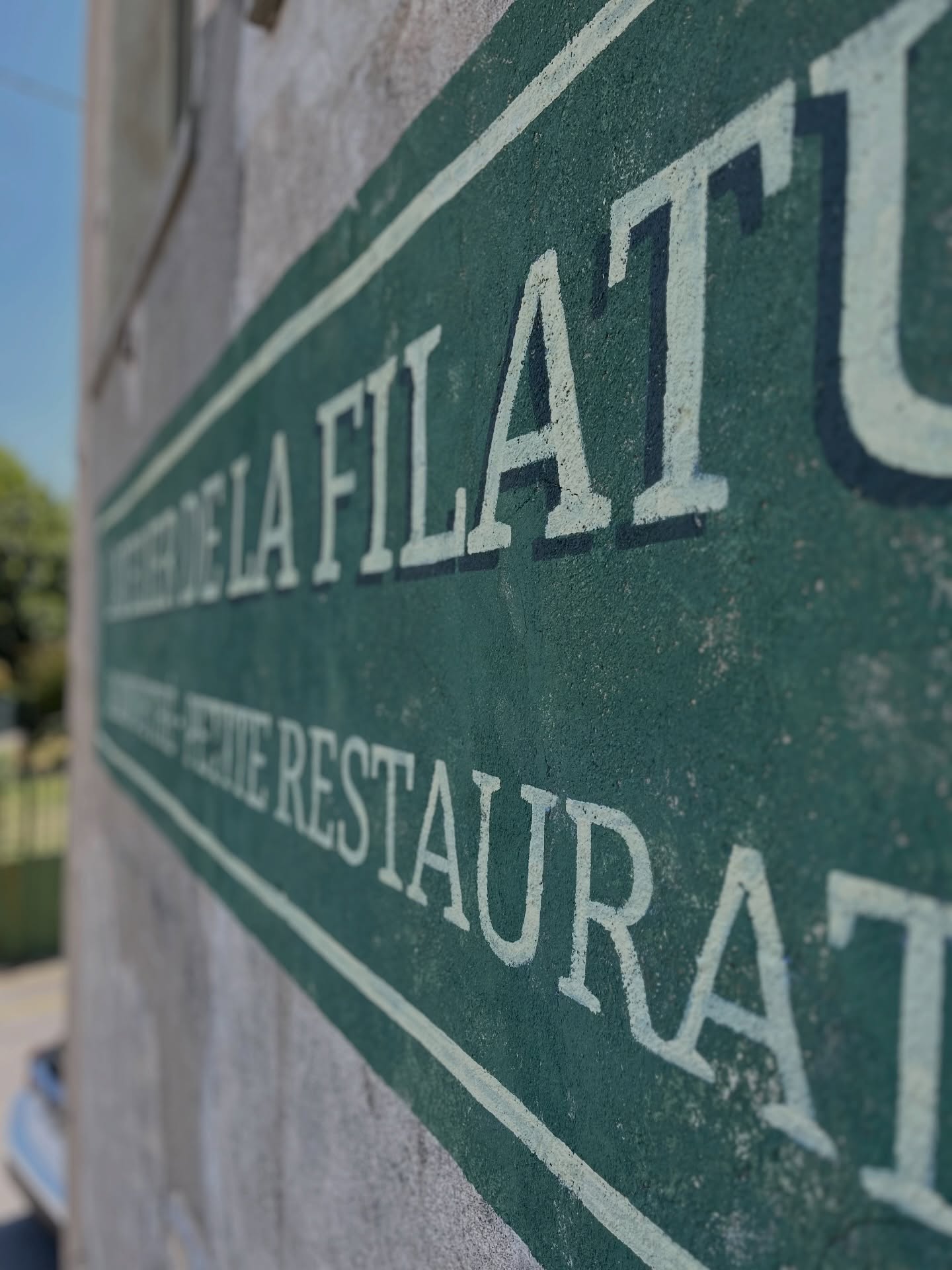 âïž Retour sur un projet de 2025 qui sent bon la chaleur de lâĂ©tĂ©.
Peinture dâune enseigne a mĂȘme le mur pour le nouveau cafĂ© Ă©tablie dans lâancienne filature de St Bauzille du Putois.
Merci Lune pour la confiance et tout de bon pour cette nouvelle aventure !
