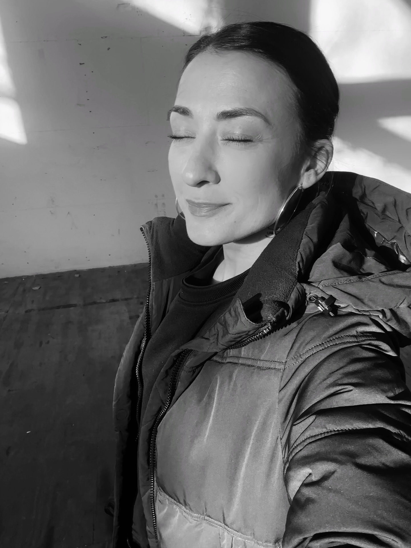 Magic in the making.
◌ ◌ ◌ ◌ ◌ ◌ ◌ ◌ ◌ ◌ ◌ ◌ ◌ ◌ ◌ ◌
Und jedem Anfang wohnt ein Zauber inne… Nicht der glatte, perfekte. Sondern der echte 🪄
Werkzeug, Kisten, Staub, Farbe, Listen… Zu viel To-do - zu wenig Zeit. Und trotzdem das Gefühl: Hier entsteht was besonderes.
THE HIVE ist noch keine fertige Box - aber ein (T)RAUM der Form annimmt. Ein Ort, der lebendig wird 💜🩵🩷
Viel Arbeit.
Viele Entscheidungen.
Viel Geld.
Viele Herausforderungen.
Viele kleine Schritte.
Und genau hier liegt die Magie: Im Anfang, im Chaos, im tiefen Vertrauen, dass diesmal alles gut wird.
2026 lassen wir Licht rein ✨
CrossFit THE HIVE
◌ ◌ ◌ ◌ ◌ ◌ ◌ ◌ ◌ ◌ ◌ ◌ ◌ ◌ ◌ ◌