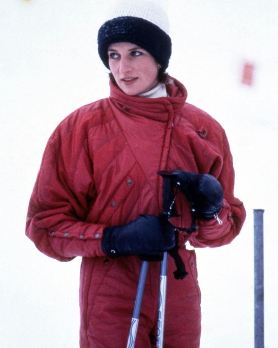 Our favorite winter products by @swissline.skincare . the perfect combo for your ski holidays ❄️!
Start with the deeply nourishing sunscreen that glides on comfortably - delivering high-performance SPF50+ protection without ever feeling heavy, sticky, or creased. Perfect for dry or mature skin, it leaves a silky, breathable finish that stands up to mountain conditions. Followed by the modern velvety moisturizer SMART CREAM RICH that brings back radiance and vitality to dry and dehydrated skin. A heavenly surge of pleasure for tired skin facing harsh winter elements.
The perfect duo to keep your skin protected, hydrated, and glowing all season long ✨
#skiseason #switzerland #beauty
📷 purchased at @alamyltd