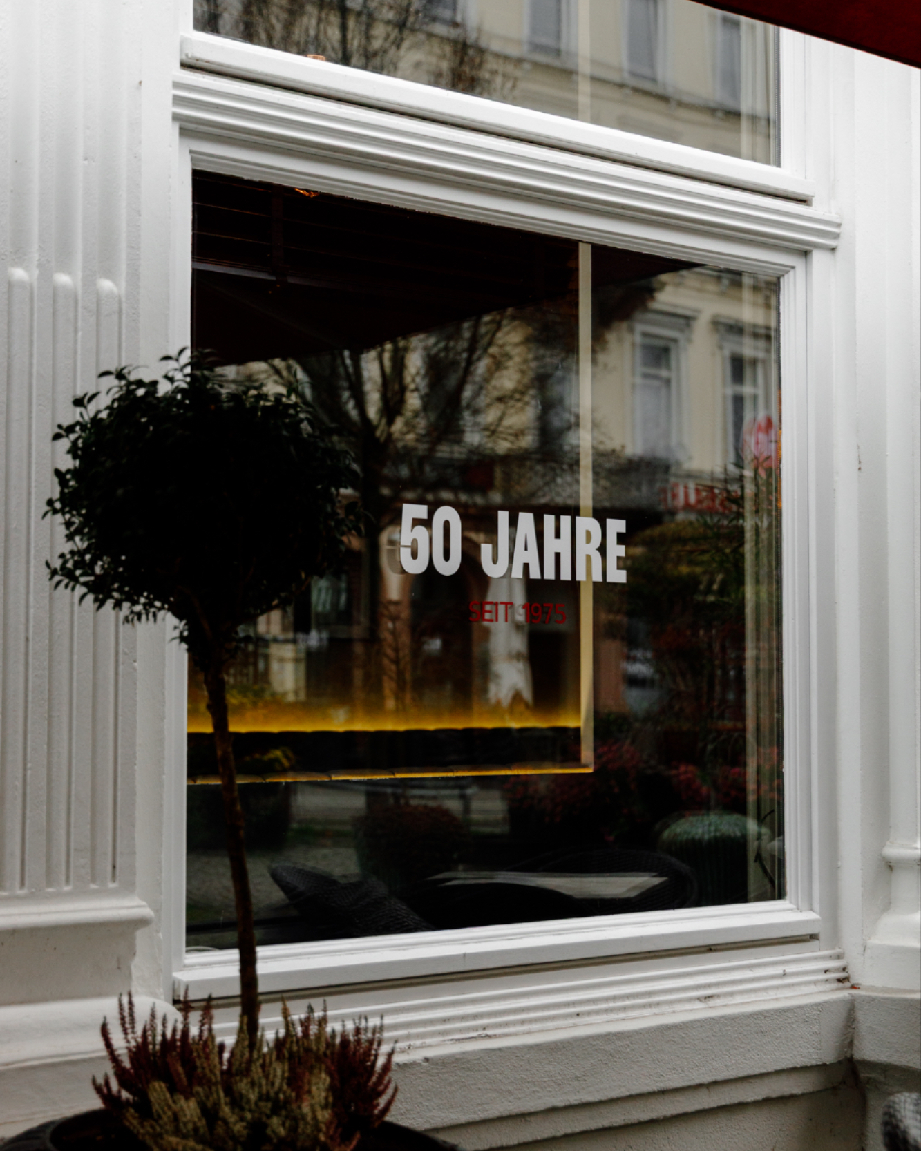 50 Jahre, sichtbar nach außen.
Unsere Geschichte steht nicht nur im Raum, sondern jetzt auch im Fenster.
Weil wir sehr stolz sind & damit auch DANKE sagen möchten an Euch, unsere Gäste die uns so viele Jahre auf unserem Weg begleiten.
#ludwigs #50jahreludwigs #scheibenbeklebung #traditionverpflichtet #klassikmithaltung