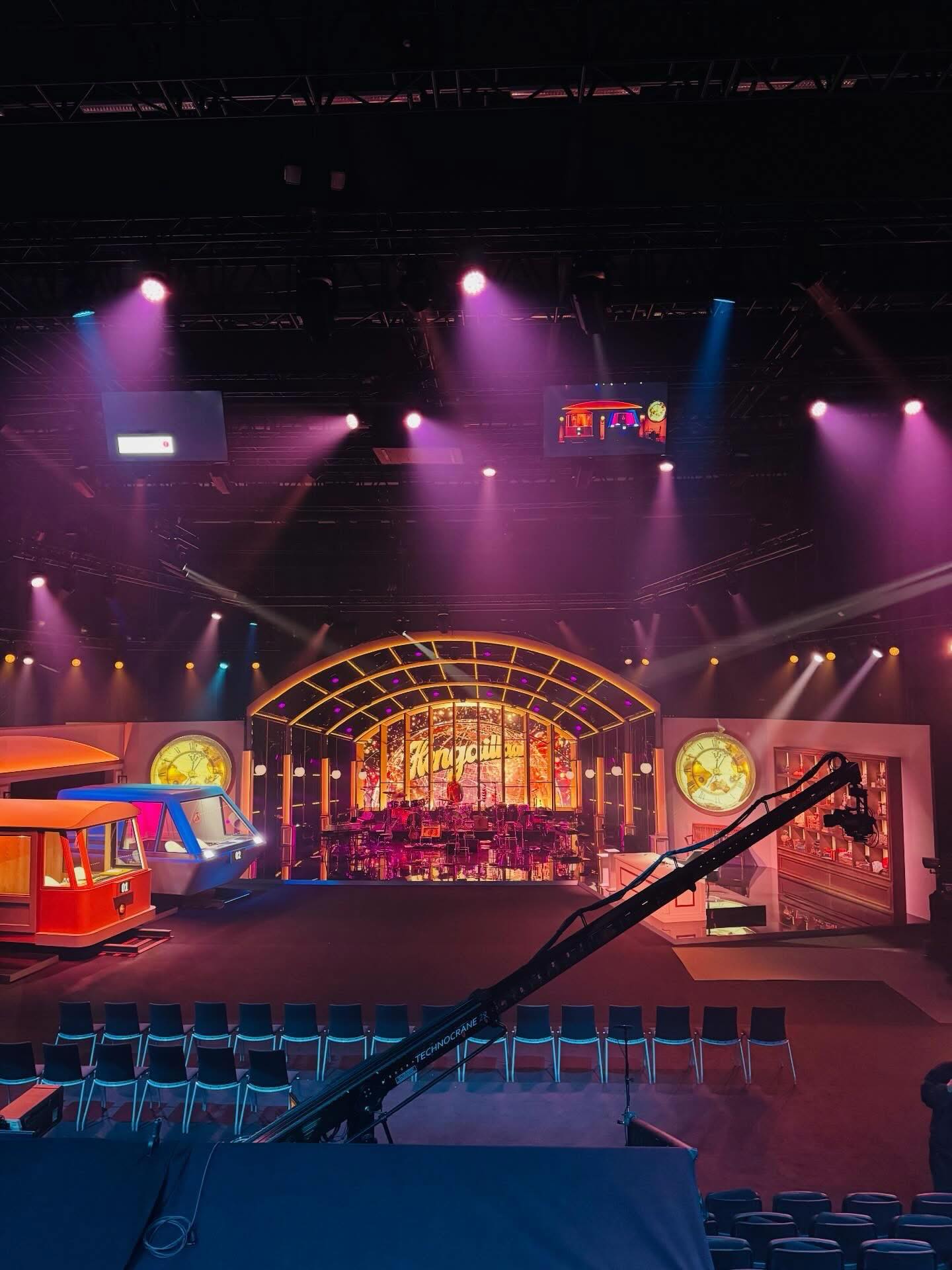 Vielä on hiljaista studiolla, mutta huomenna Hengaillaan koko tuutin täydeltä! Ensimmäinen alkuerä YLE TV1 klo 21. Mukana uusi juontaja Mervi Kallio ja vanha tuttu tuomari Matti Rönkä!
1. jaksossa kisaavat: Anniina Valtonen & Annastiina Heikkilä vs Mikko Nousiainen & Juha Itkonen.
Housebändinä Saimaa ja ravintolavaunussa Dani Hänninen!
Aiotko sinä katsoa?
Lippuja suoriin lähetyksiin on vielä saatavilla Ticketmasterista.
🚂🚃🚃🚃🚃🚃🚃🚃🚃🚃🚃🚃🚃